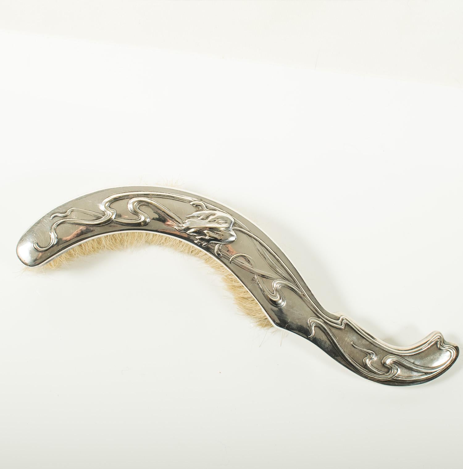Set di spazzole e padelle in argento ART NOUVEAU francese di Victor Saglier in vendita 1