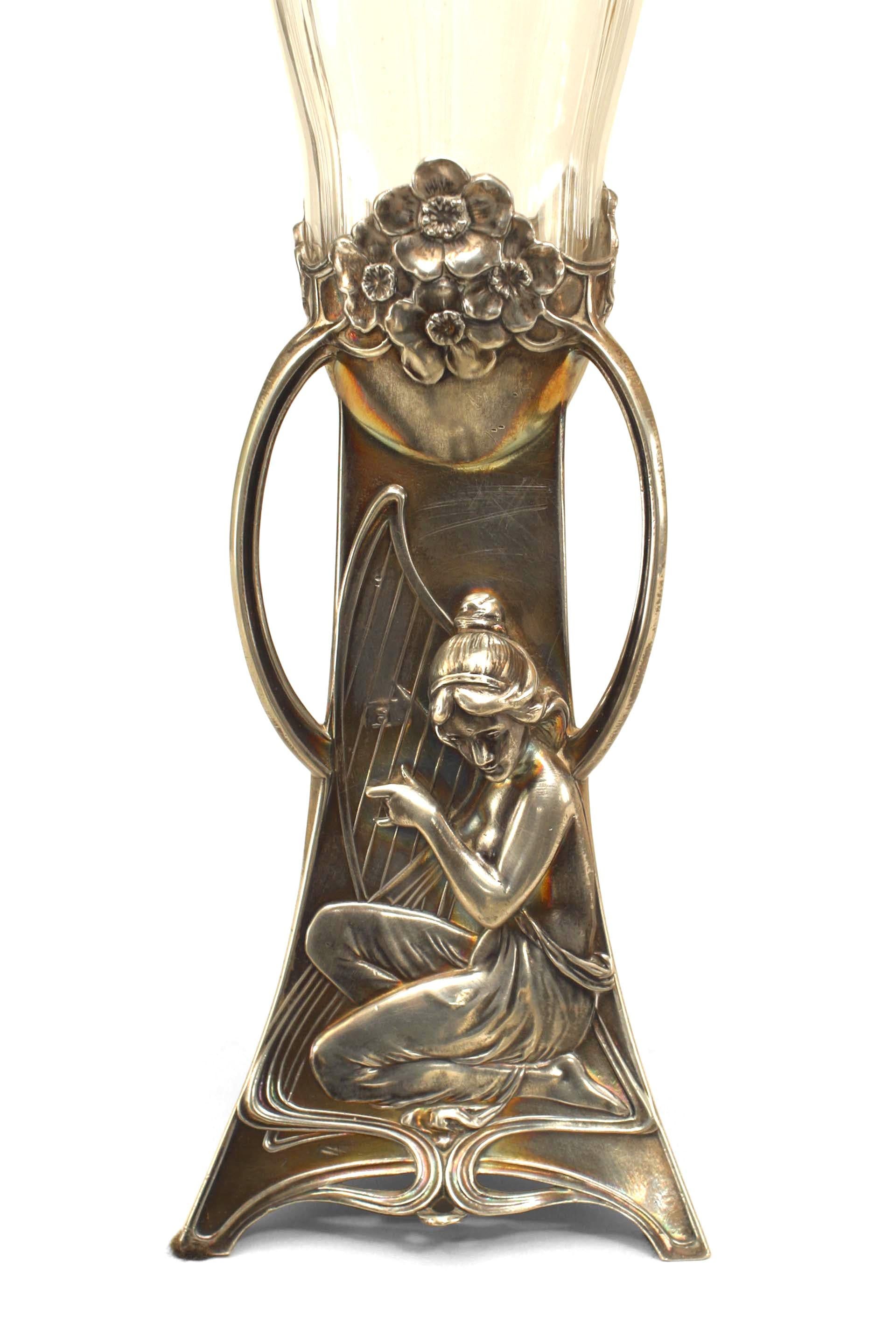 Art nouveau Vase à bourgeons en métal argenté Art Nouveau français en vente