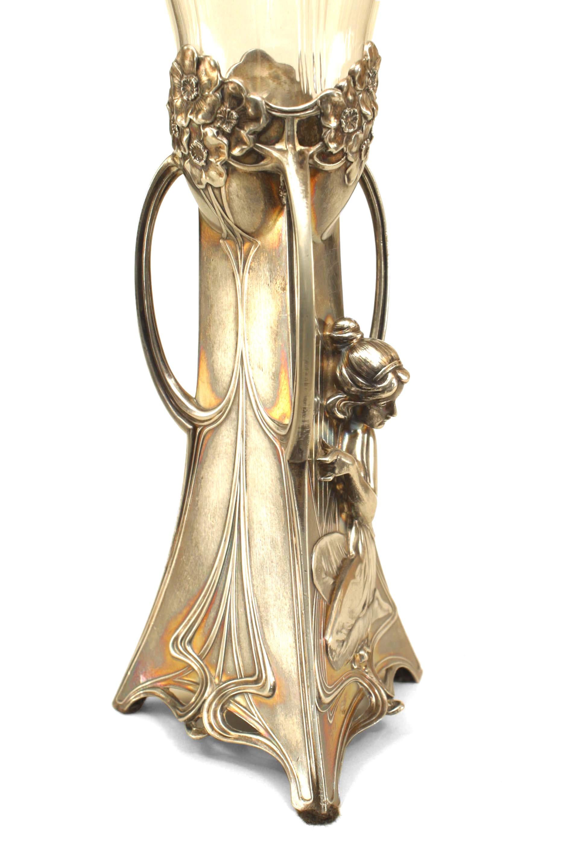 Français Vase à bourgeons en métal argenté Art Nouveau français en vente
