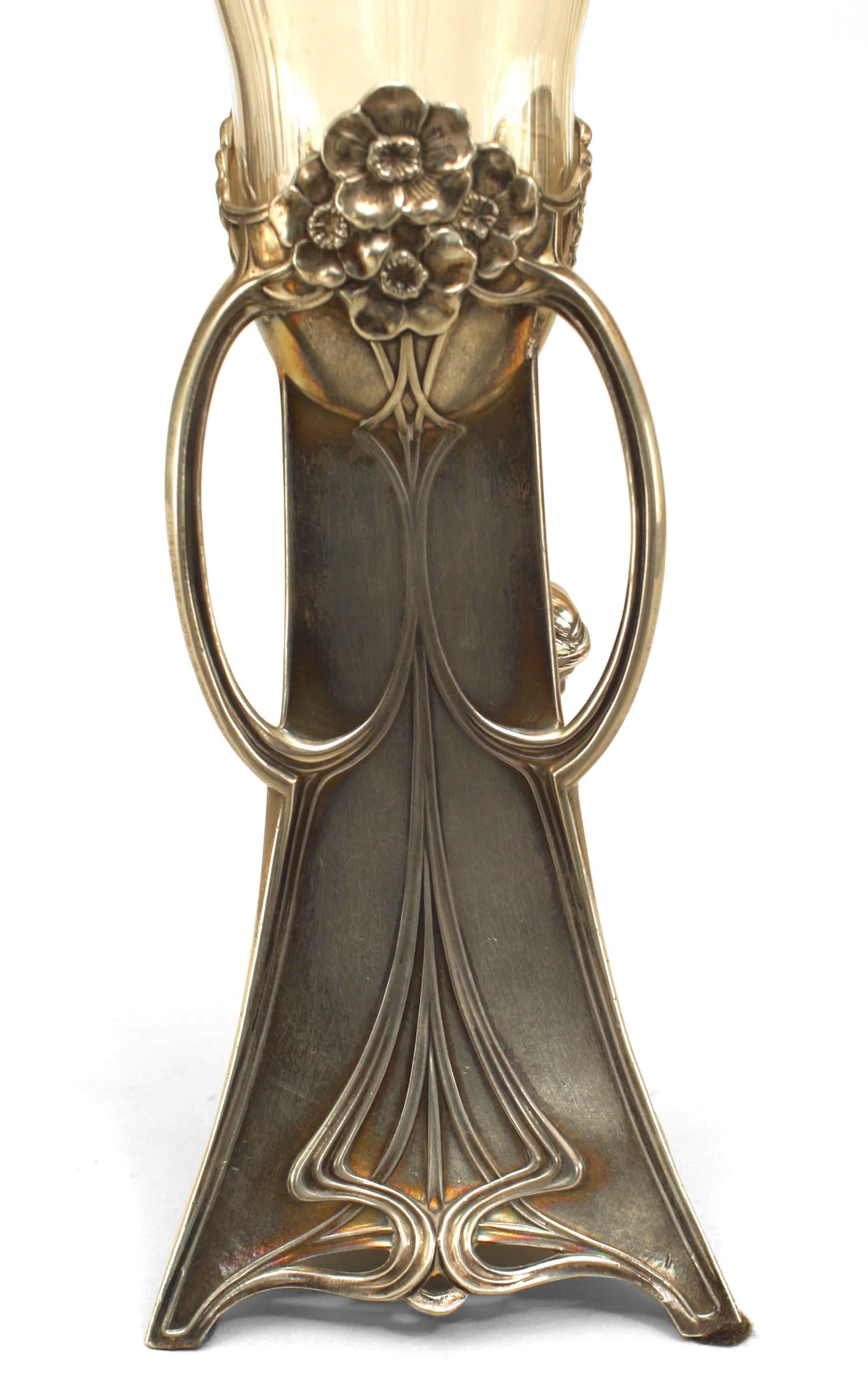 Buriné Vase à bourgeons en métal argenté Art Nouveau français en vente