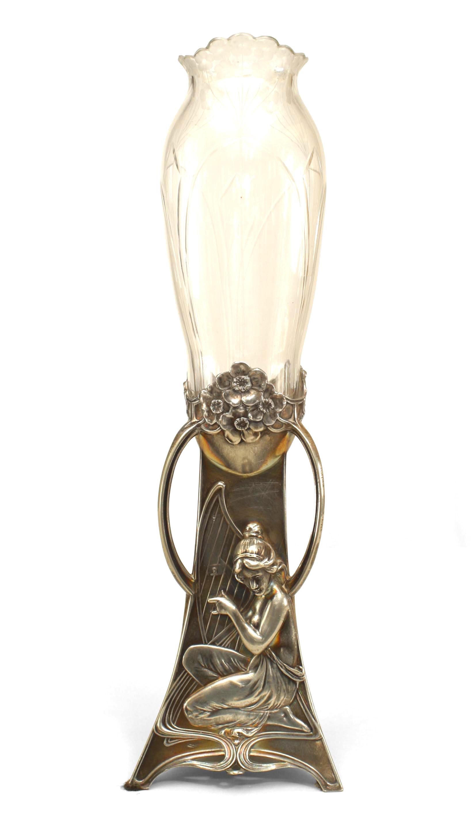 Vase à bourgeons en métal argenté Art Nouveau français Bon état - En vente à New York, NY