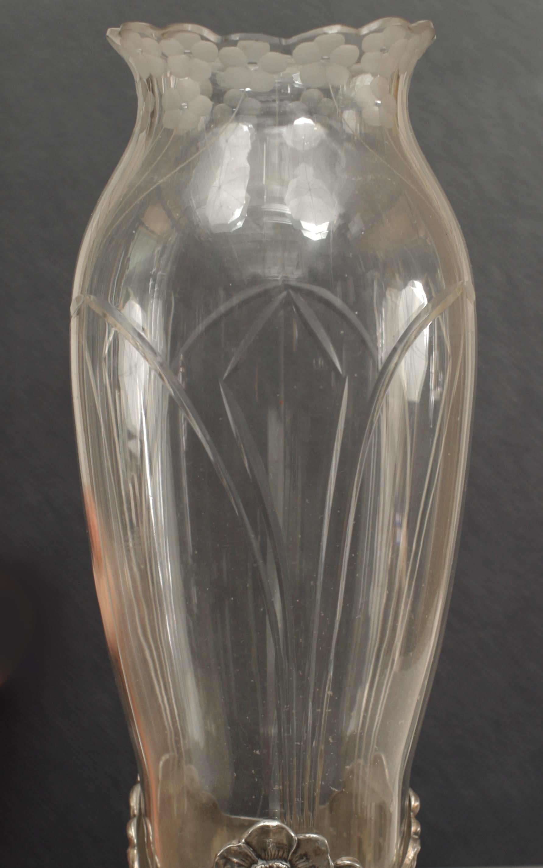 20ième siècle Vase à bourgeons en métal argenté Art Nouveau français en vente