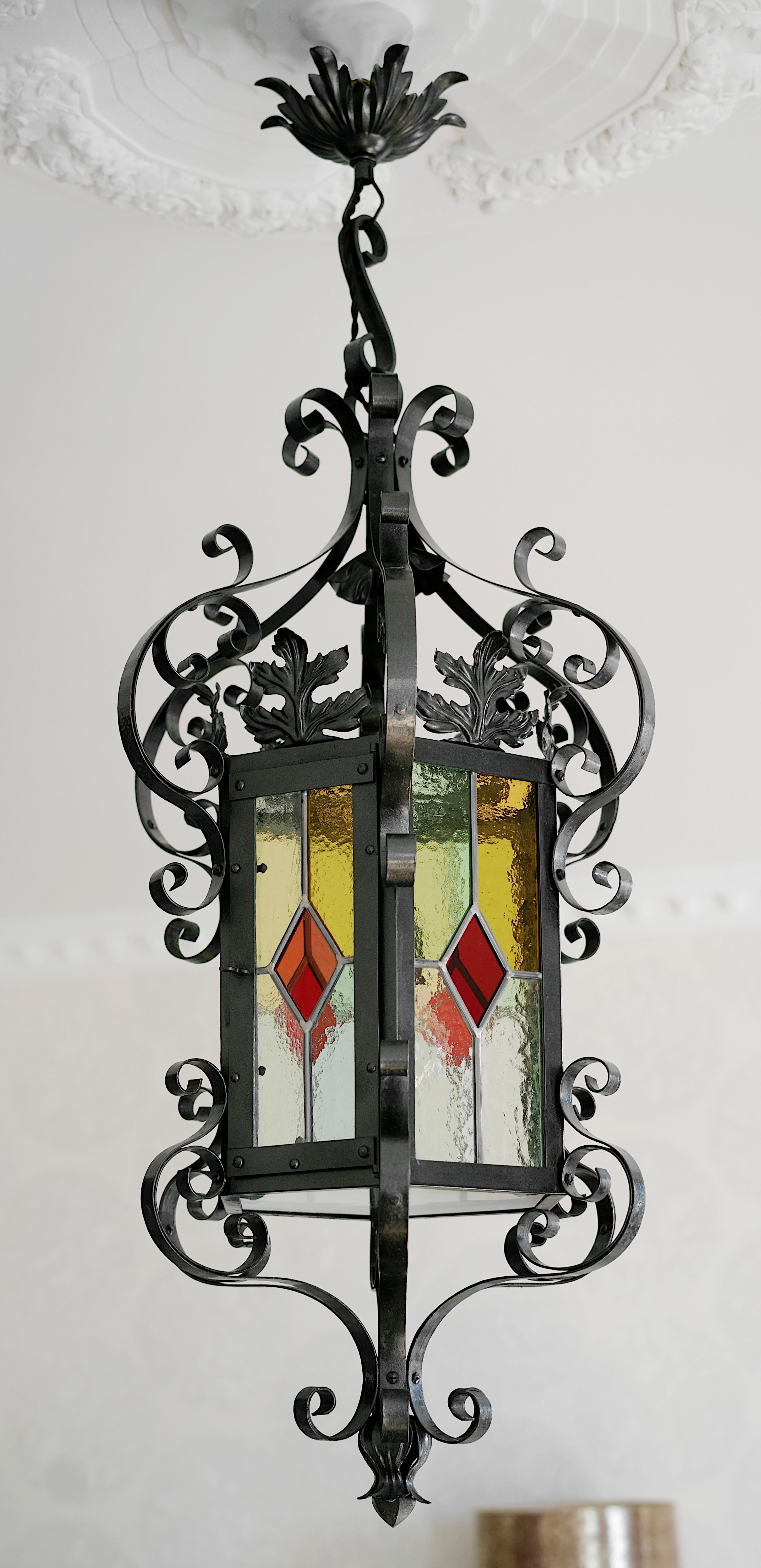 Lanterna in vetro colorato Art Nouveau, Francia, 1890-1900. Questa magnifica lanterna in vetro colorato in stile Art Nouveau, risalente al 1890-1900, combina vivaci pannelli in vetro colorato con un'intricata struttura in ferro, caratteristica