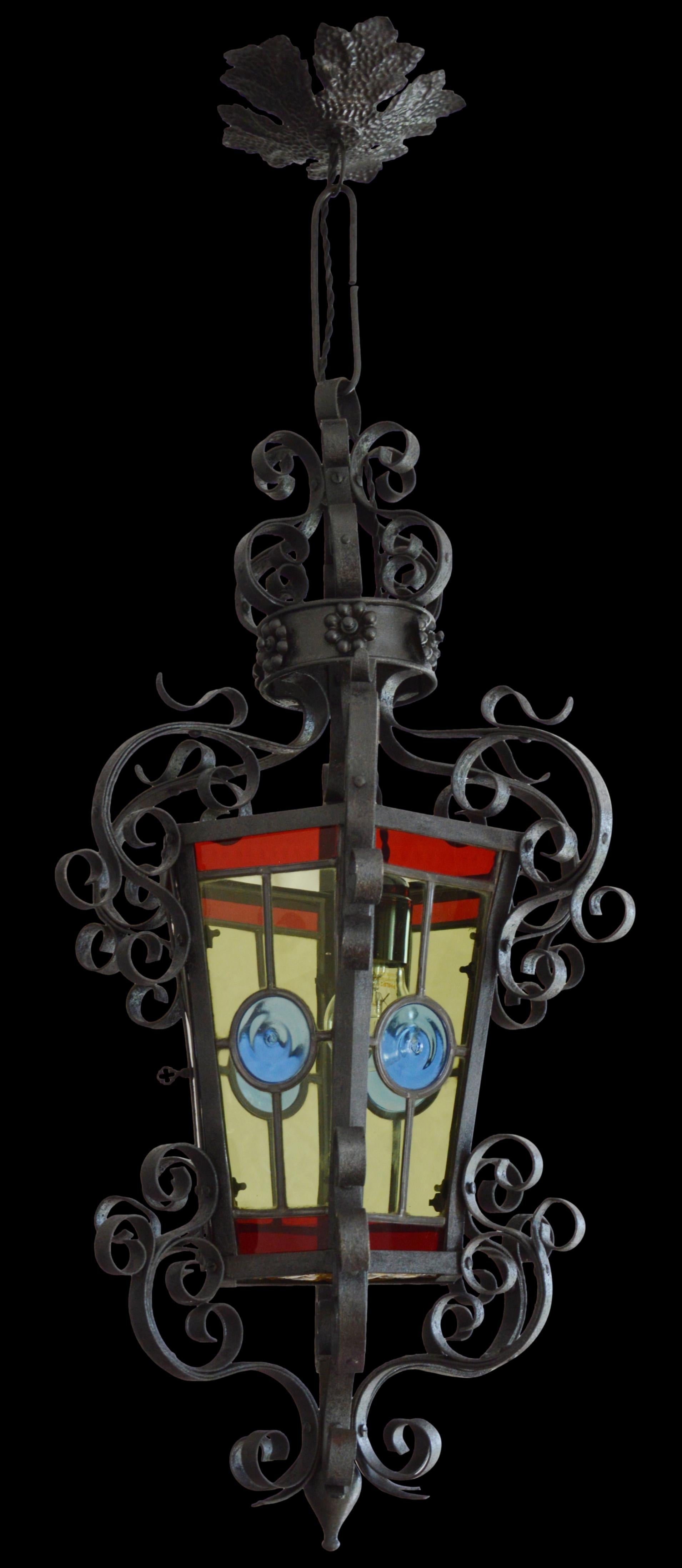 Lanterne en verre teinté Art Nouveau, France, 1890-1900. Cette exquise lanterne en vitrail de style Art nouveau français date de 1890-1900 et témoigne d'un savoir-faire magistral en matière de vitrail et de fer. D'une hauteur totale de 90 cm (35,5