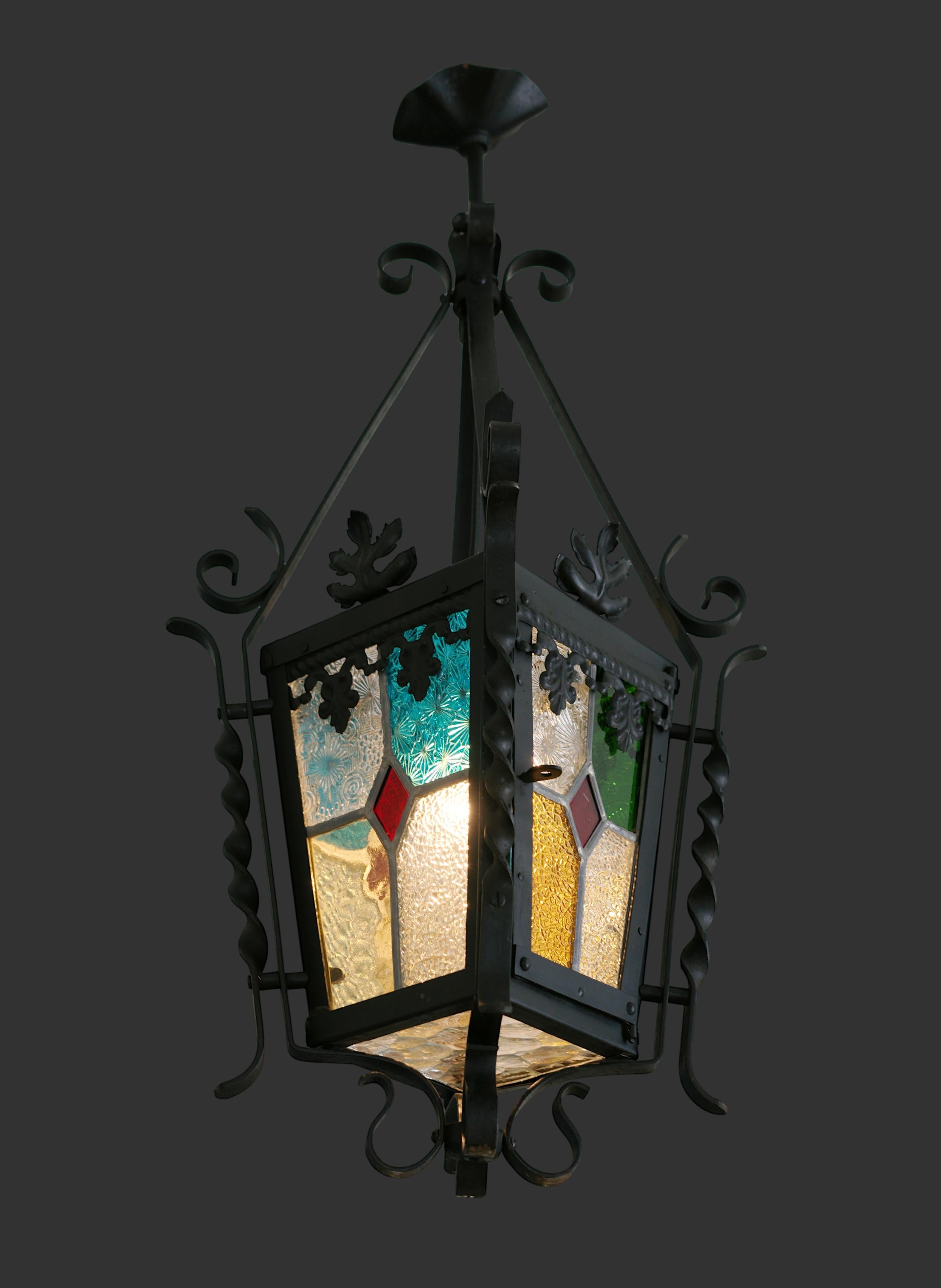 Französische Jugendstil-Glasmalerei-Laterne, 1890er Jahre.

Diese um 1890-1900 in Frankreich hergestellte Glaslaterne ist ein beeindruckendes Beispiel für französische Jugendstilbeleuchtung und verkörpert die Eleganz und Handwerkskunst dieser