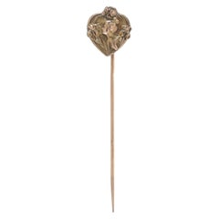 Französische Jugendstil-Krawattennadel, „Mädchen unter Irisblüten“, mit „FIX“-Prägung, um 1910