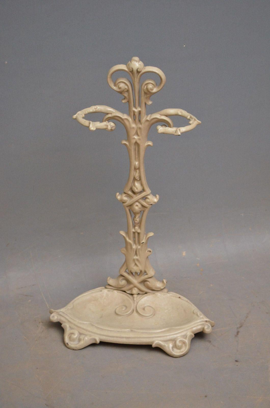 K0293 Portaombrelli francese in stile Art Nouveau dalla forma organica e fluida. Questo antico stand da sala conserva lo smalto originale color fungo (un paio di piccole scheggiature), il tutto in condizioni pronte per la casa. Strutturalmente