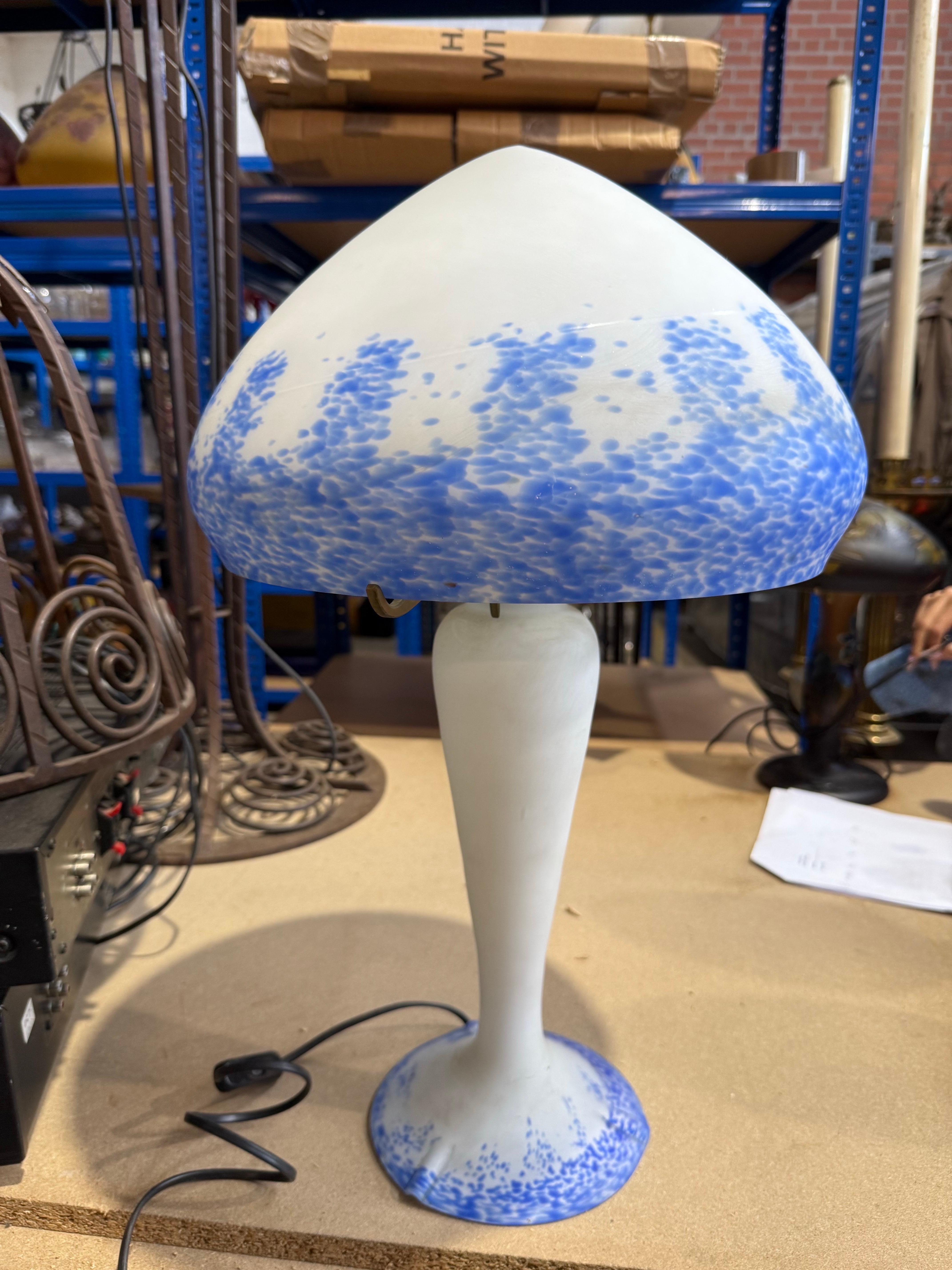 Lámpara de mesa francesa de vidrio grabado al ácido de estilo Art Nouveau en blanco y azul Europeo en venta