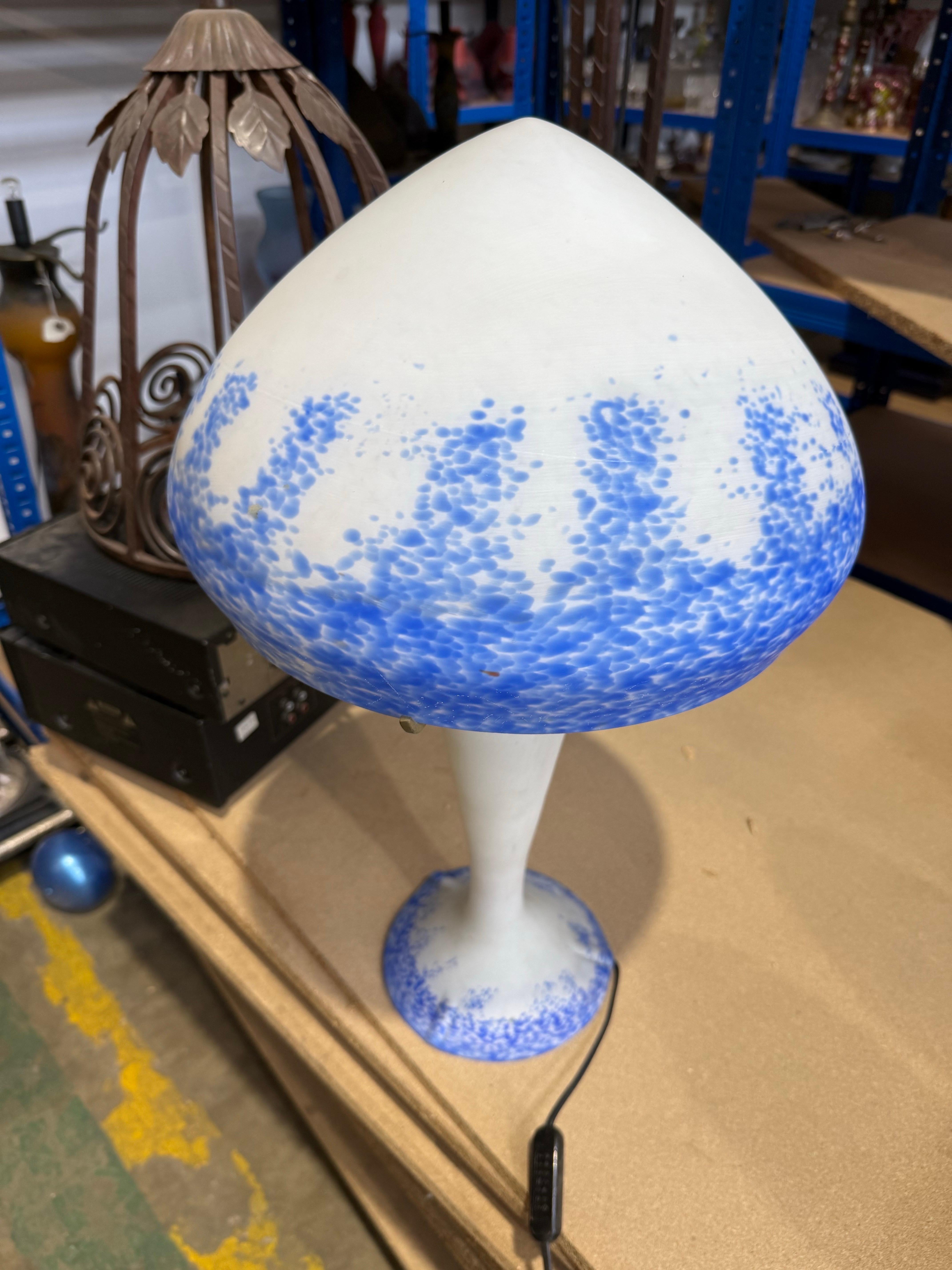 Lámpara de mesa francesa de vidrio grabado al ácido de estilo Art Nouveau en blanco y azul en Bueno estado para la venta en Southall, GB
