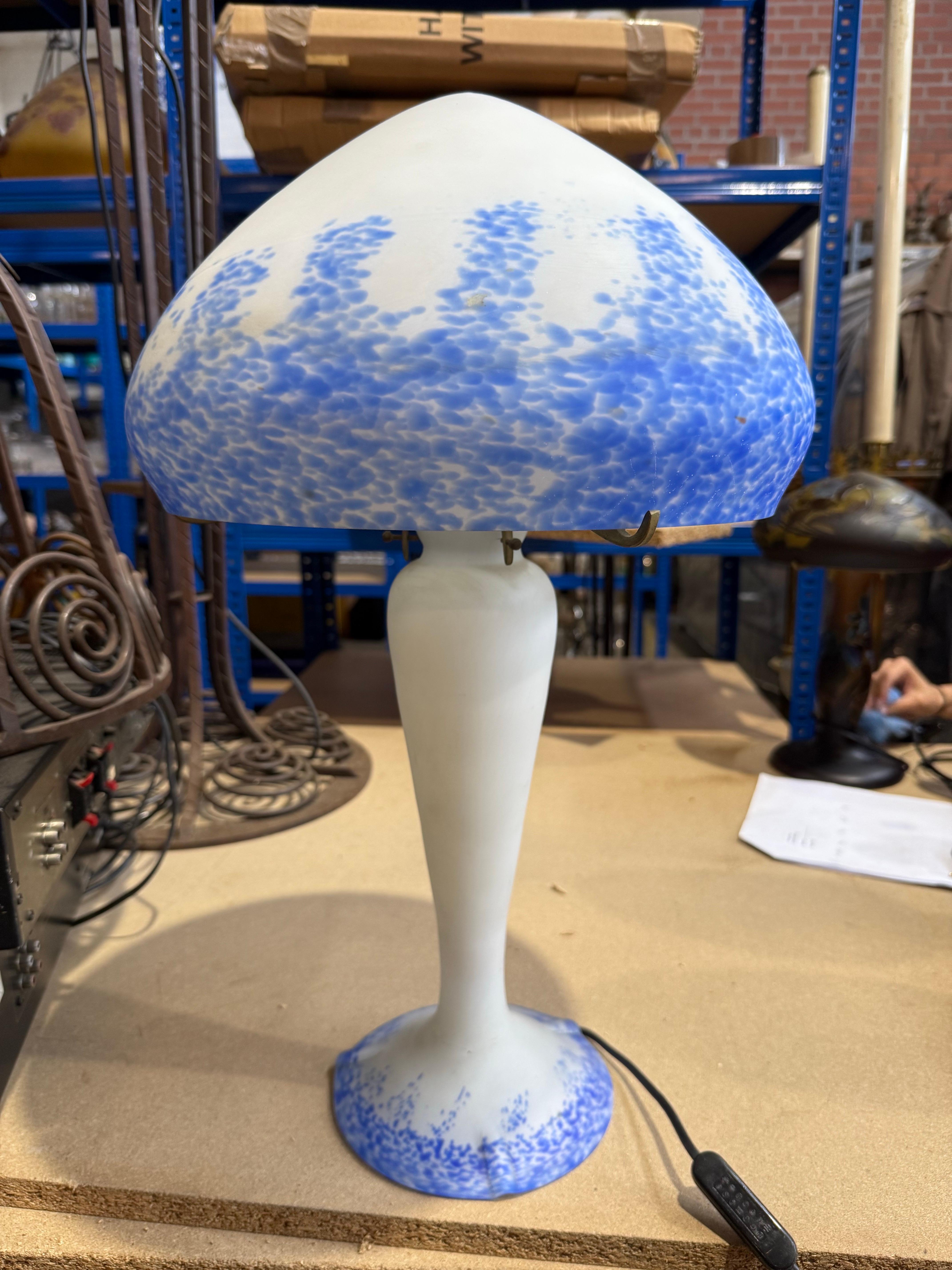 Lámpara de mesa francesa de vidrio grabado al ácido de estilo Art Nouveau en blanco y azul siglo XX en venta