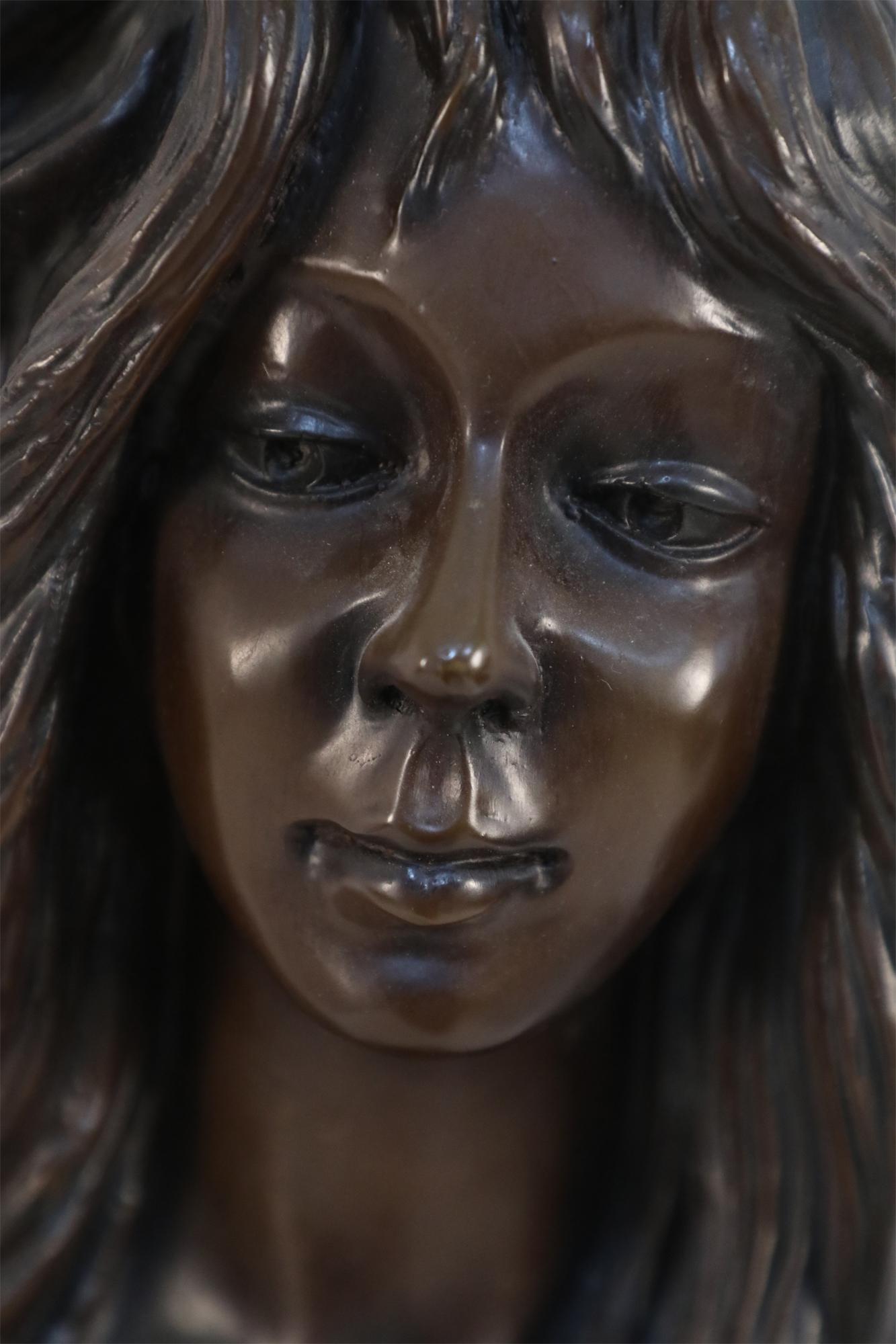 Busto di donna boema in bronzo in stile Art Nouveau francese in vendita 6
