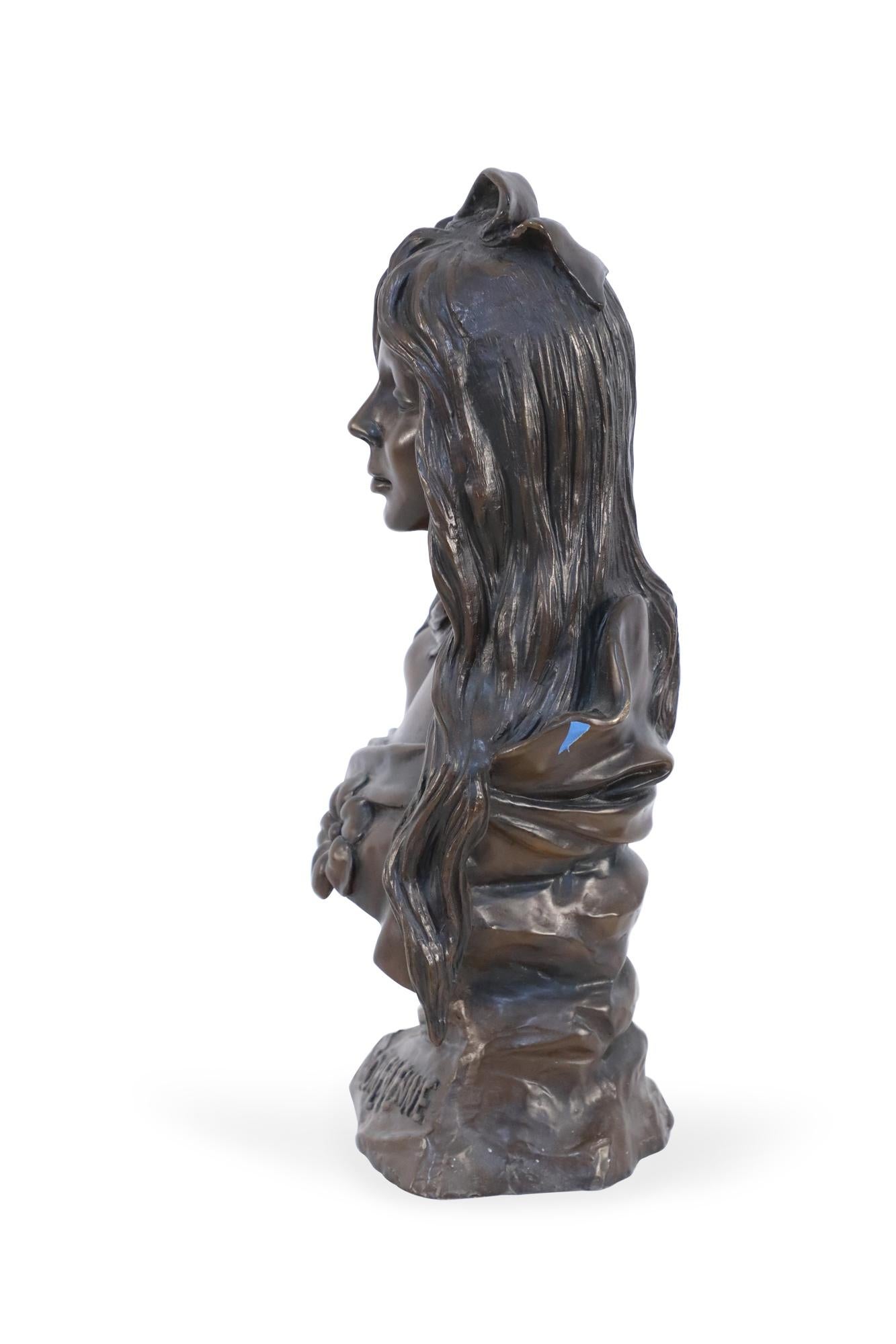 Buste en bronze de style Art nouveau français représentant une femme aux longs cheveux ondulés et au nœud dans une robe avec une fleur centrale et le mot 
