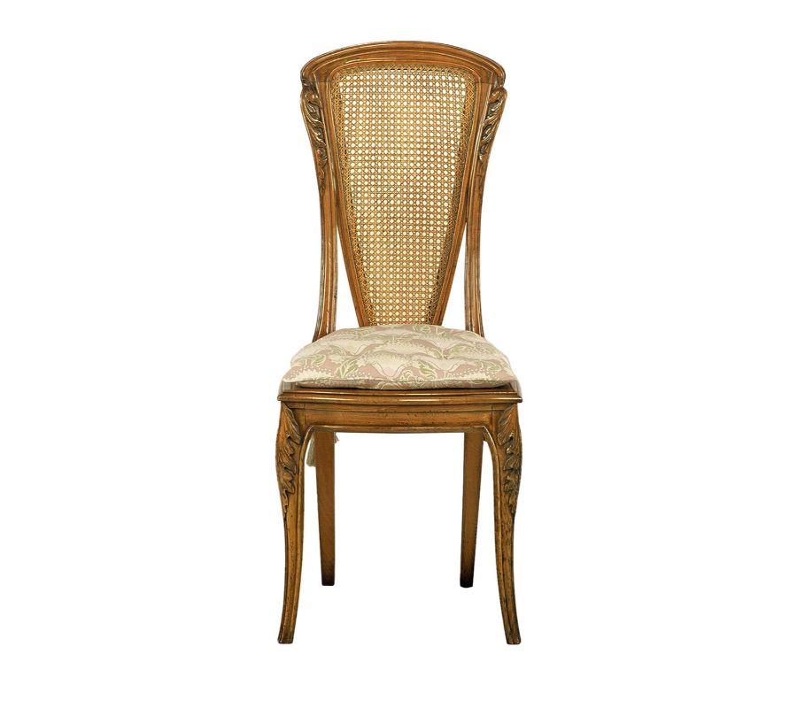 En concevant la version originale de cette chaise (1880-1915), ici fidèlement reproduite, Louis Majorelle a opté pour une silhouette à la fois dynamique et gracieuse. Doté d'un dossier en paille de Vienne et d'un coussin d'assise romantique en rose