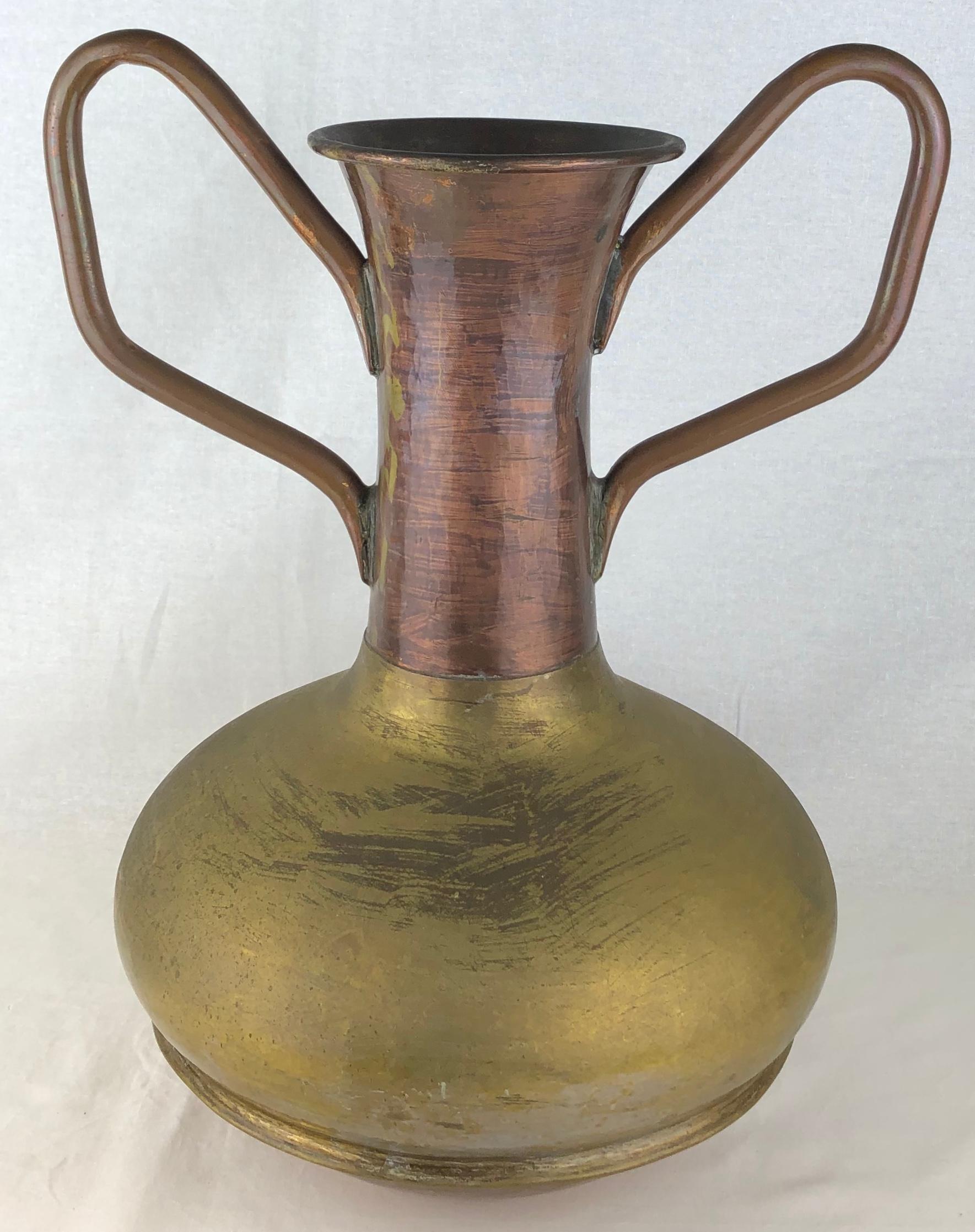 Copper planter or vase with handles, perfect for using in a garden, greenhouse or on a porch, inside your home as a flower pot or anywhere as a nice decorative object. 
French, 1970s. 

Measures: Overall height 15