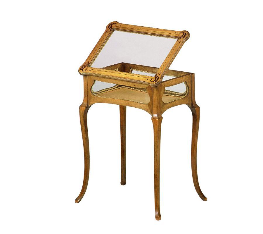 Graceful cabriole legs underline the delicate appeal of this display side table, a sublime accent piece perfectly reproducing a French Art Nouveau original dating back to 1880-1915. Equipped with a practical lock, the incorporated display can be