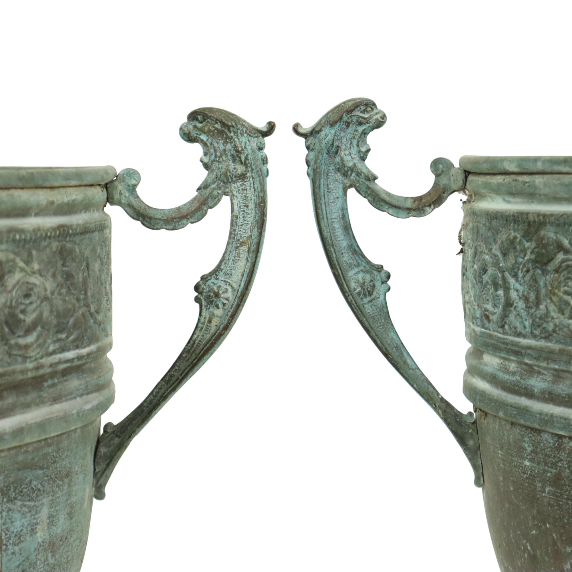 Métal Vases à fleurs de style Art Nouveau Vases de jardin Verdigris en vente