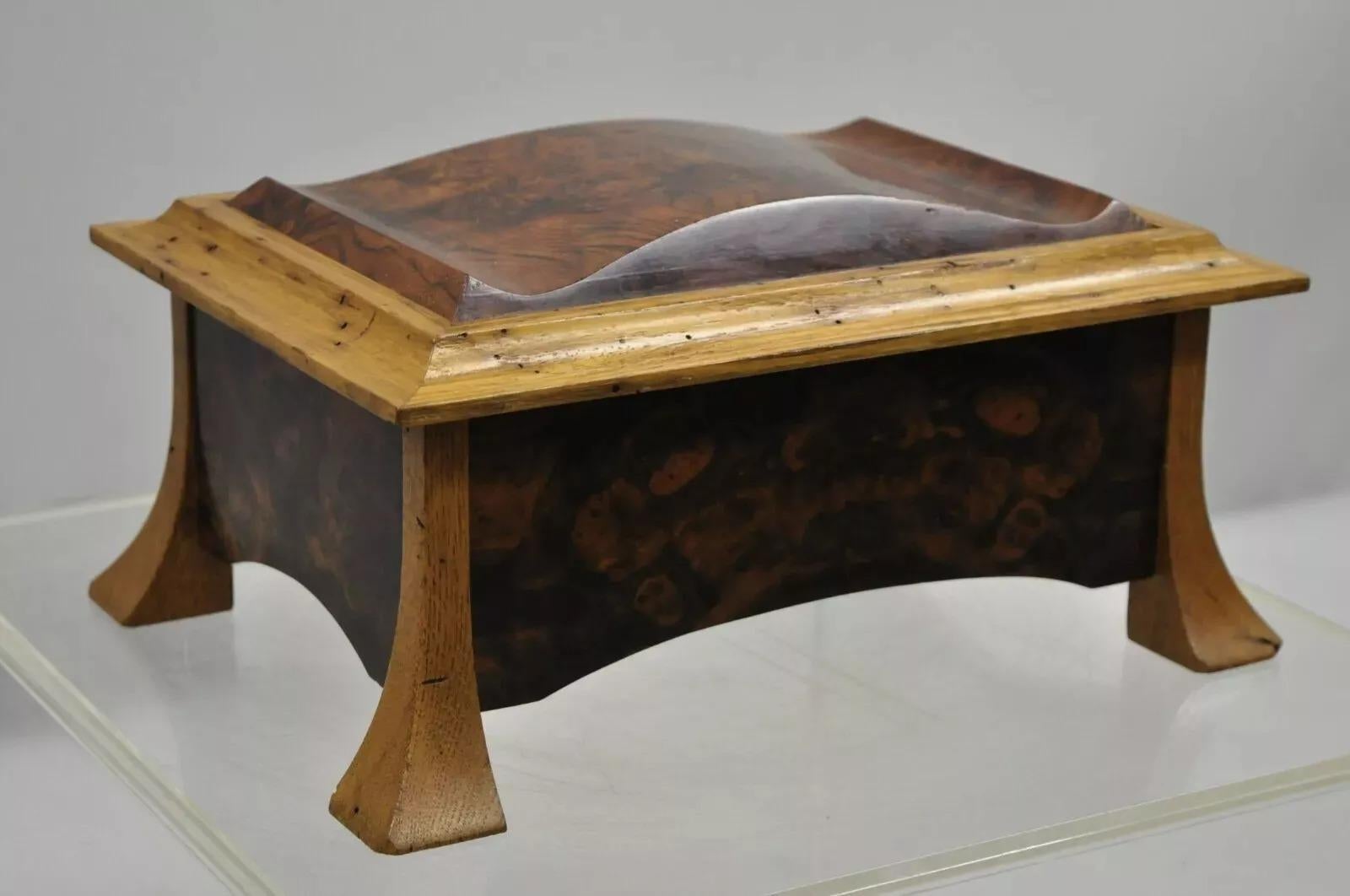 Boîte à bijoux artisanale en bois de loupe d'orme de style Art Nouveau par William Mowry. L'objet présenté est signé par l'artiste 