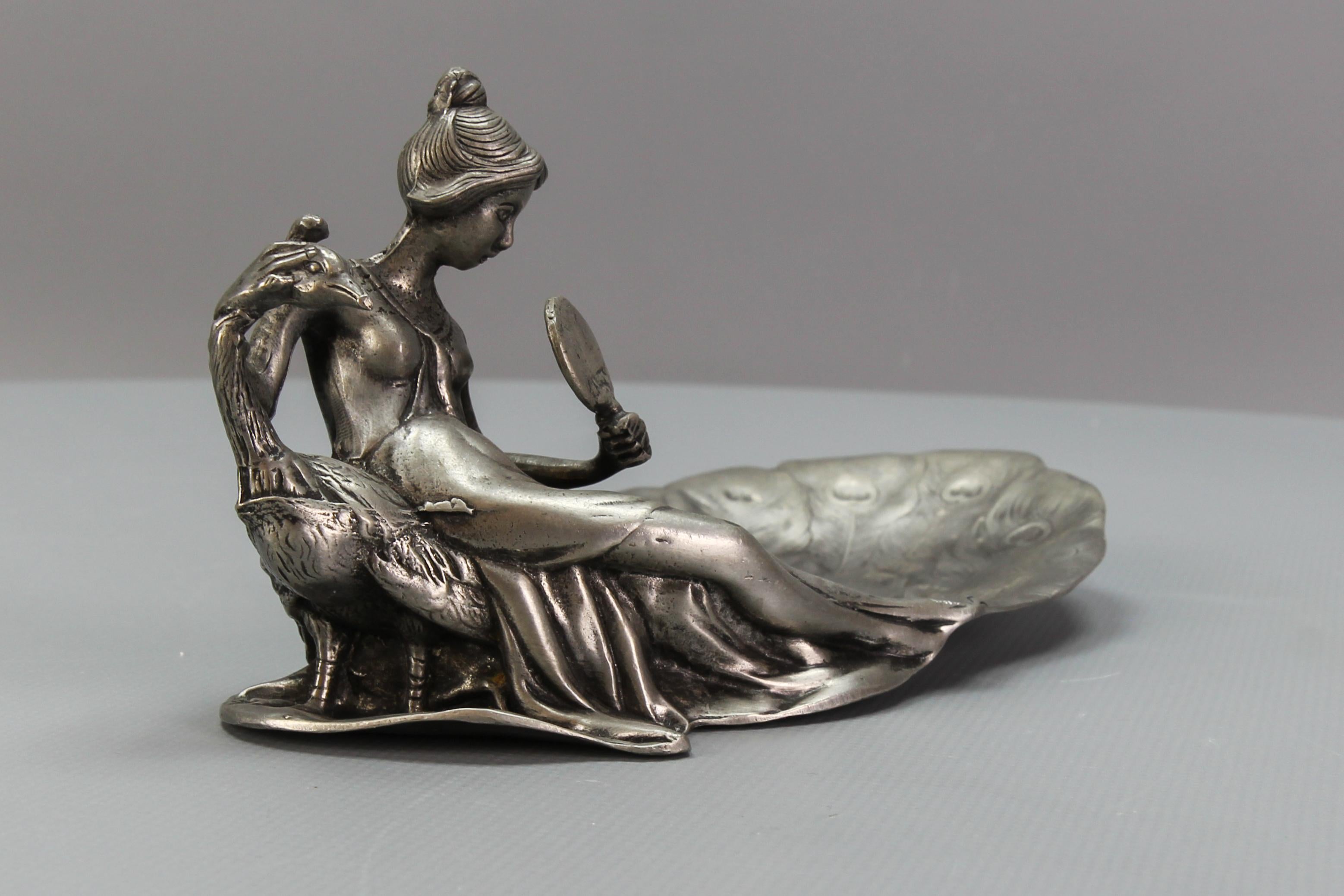 Étain Vide-Poche ou plateau à épingles de style Art Nouveau français représentant une femme avec un paon en vente