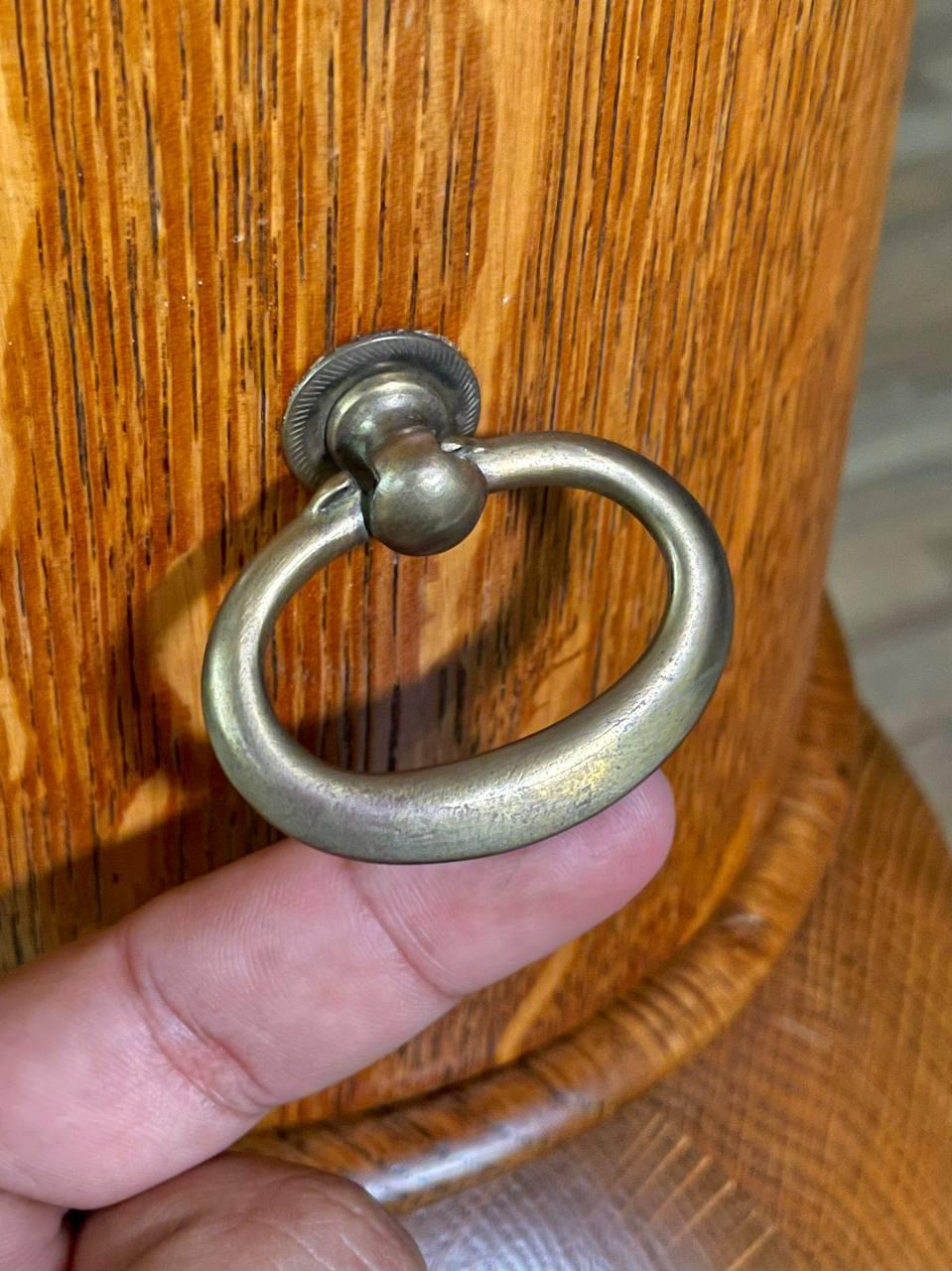 Französischer Jugendstil-Schreibtisch aus Tiger-Eiche, geschnitzte Cabriole-Beine & Herz im Angebot 3