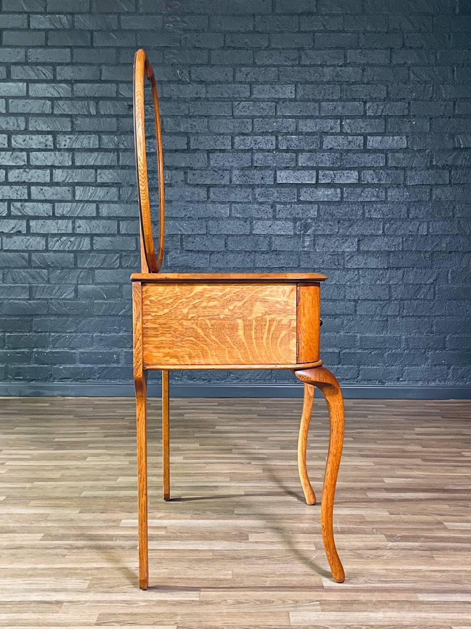 Französischer Jugendstil-Schreibtisch aus Tiger-Eiche, geschnitzte Cabriole-Beine & Herz (amerikanisch) im Angebot