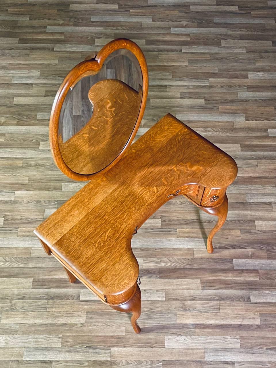 Französischer Jugendstil-Schreibtisch aus Tiger-Eiche, geschnitzte Cabriole-Beine & Herz im Zustand „Gut“ im Angebot in Los Angeles, CA