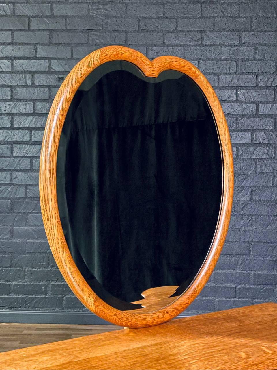 Französischer Jugendstil-Schreibtisch aus Tiger-Eiche, geschnitzte Cabriole-Beine & Herz (Frühes 20. Jahrhundert) im Angebot