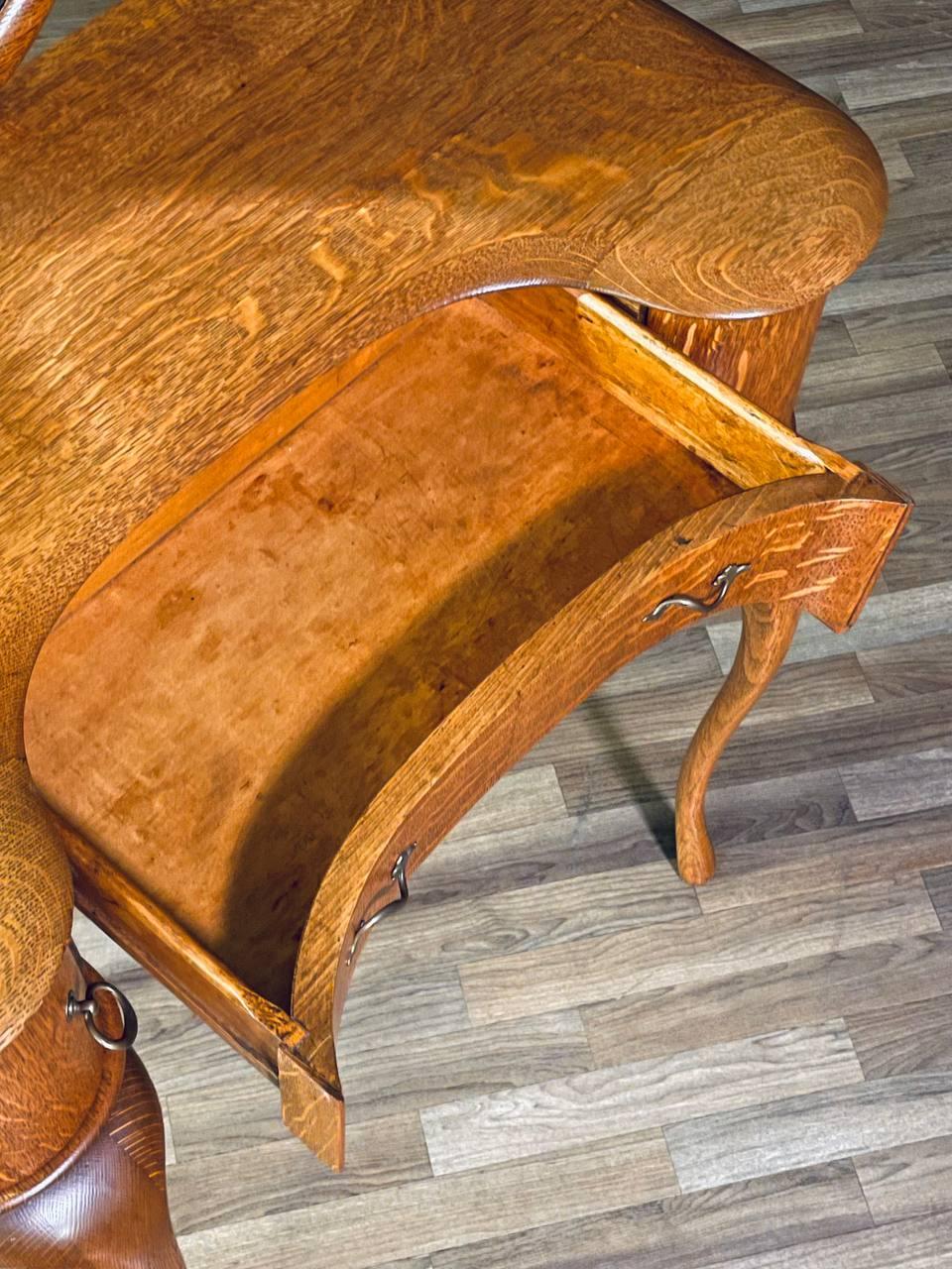 Französischer Jugendstil-Schreibtisch aus Tiger-Eiche, geschnitzte Cabriole-Beine & Herz (Messing) im Angebot