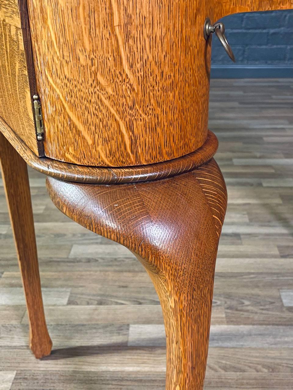 Französischer Jugendstil-Schreibtisch aus Tiger-Eiche, geschnitzte Cabriole-Beine & Herz im Angebot 2