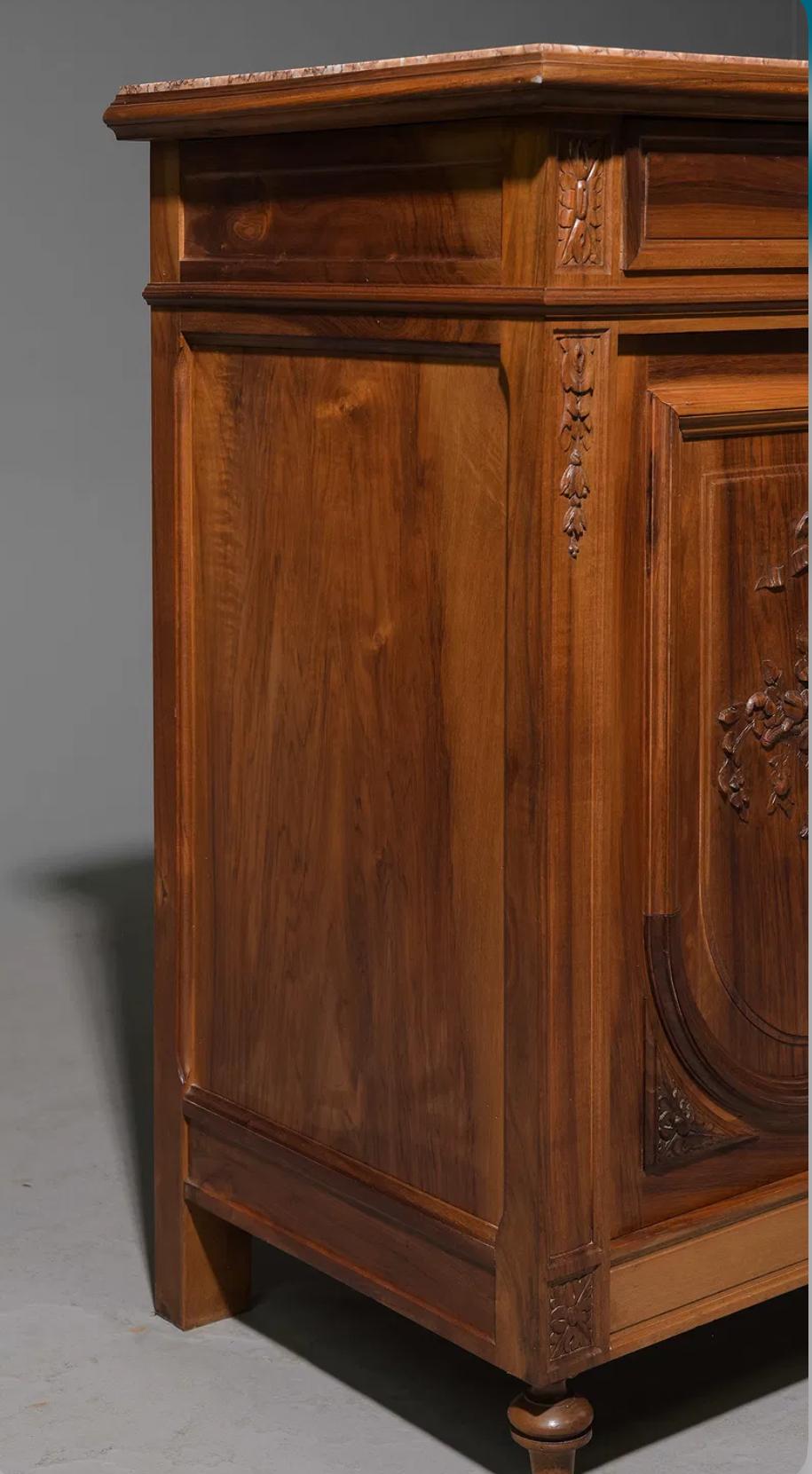Français Buffet / buffet en noyer à dessus de marbre de style Art Nouveau français en vente