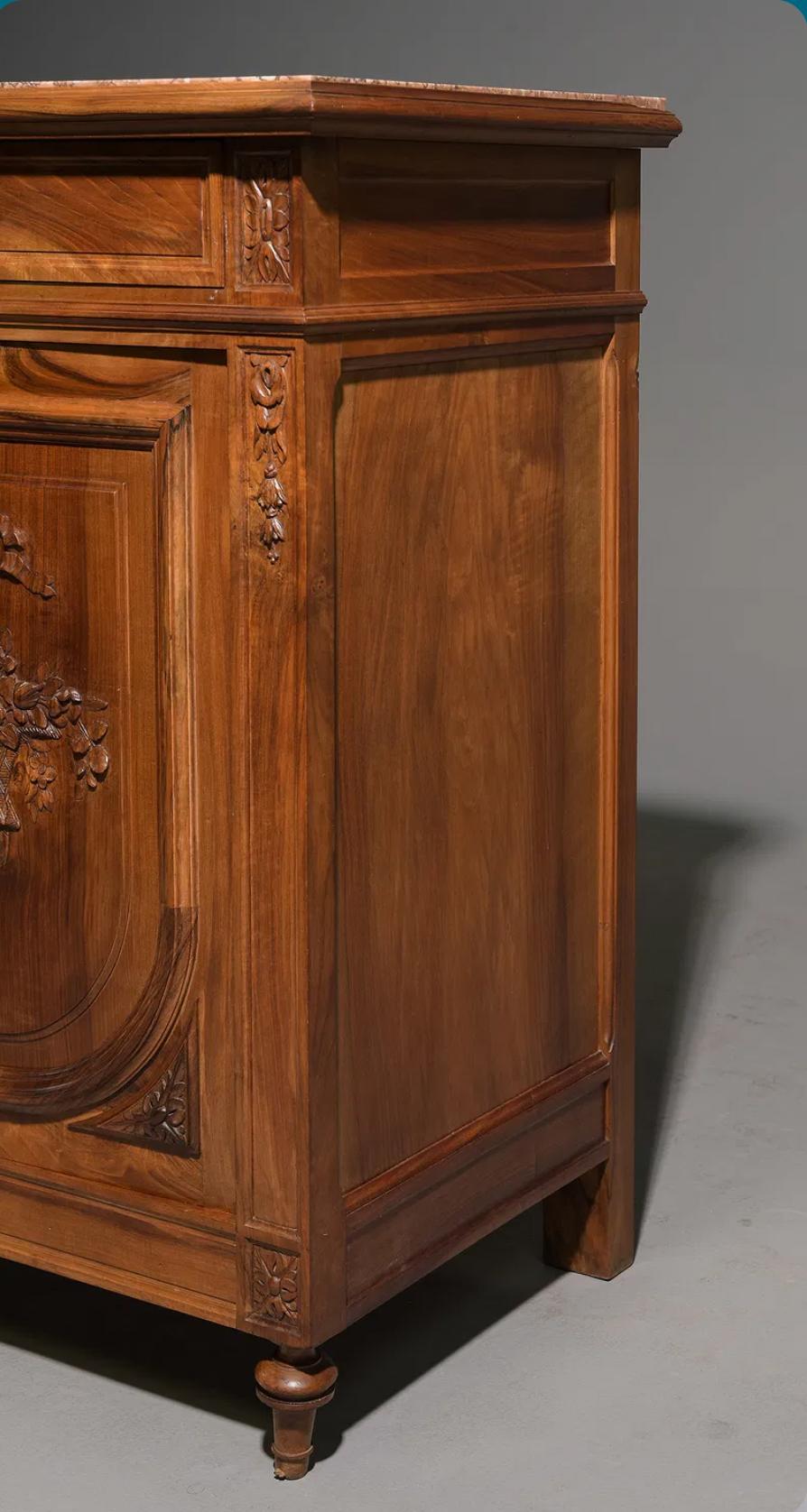 Buffet / buffet en noyer à dessus de marbre de style Art Nouveau français Bon état - En vente à Pineville, NC