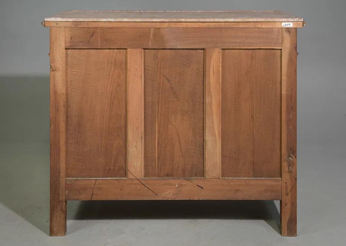 20ième siècle Buffet / buffet en noyer à dessus de marbre de style Art Nouveau français en vente