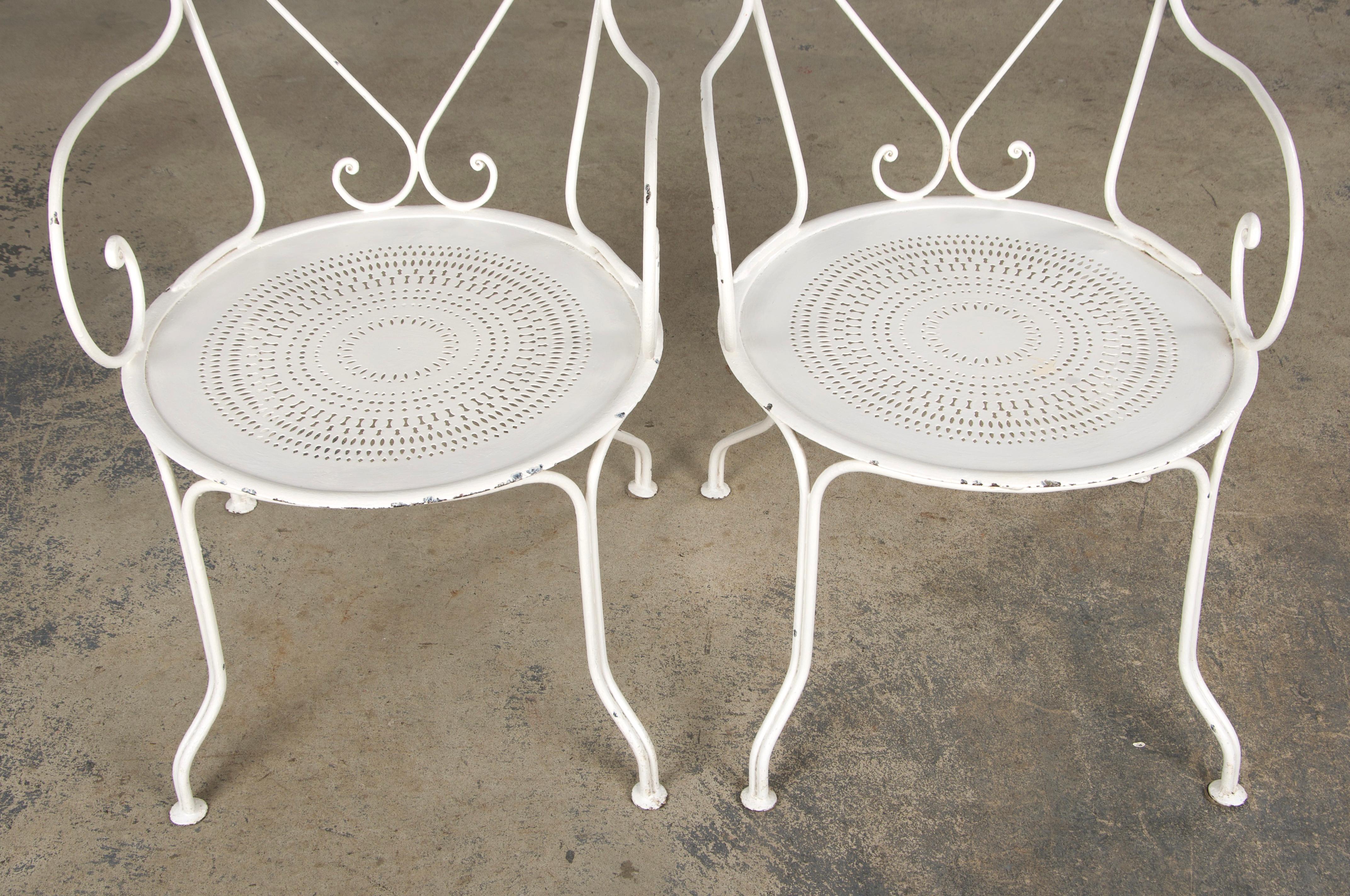French Art Nouveau Style White Wrought Iron Painted Garden Set For Sale 5