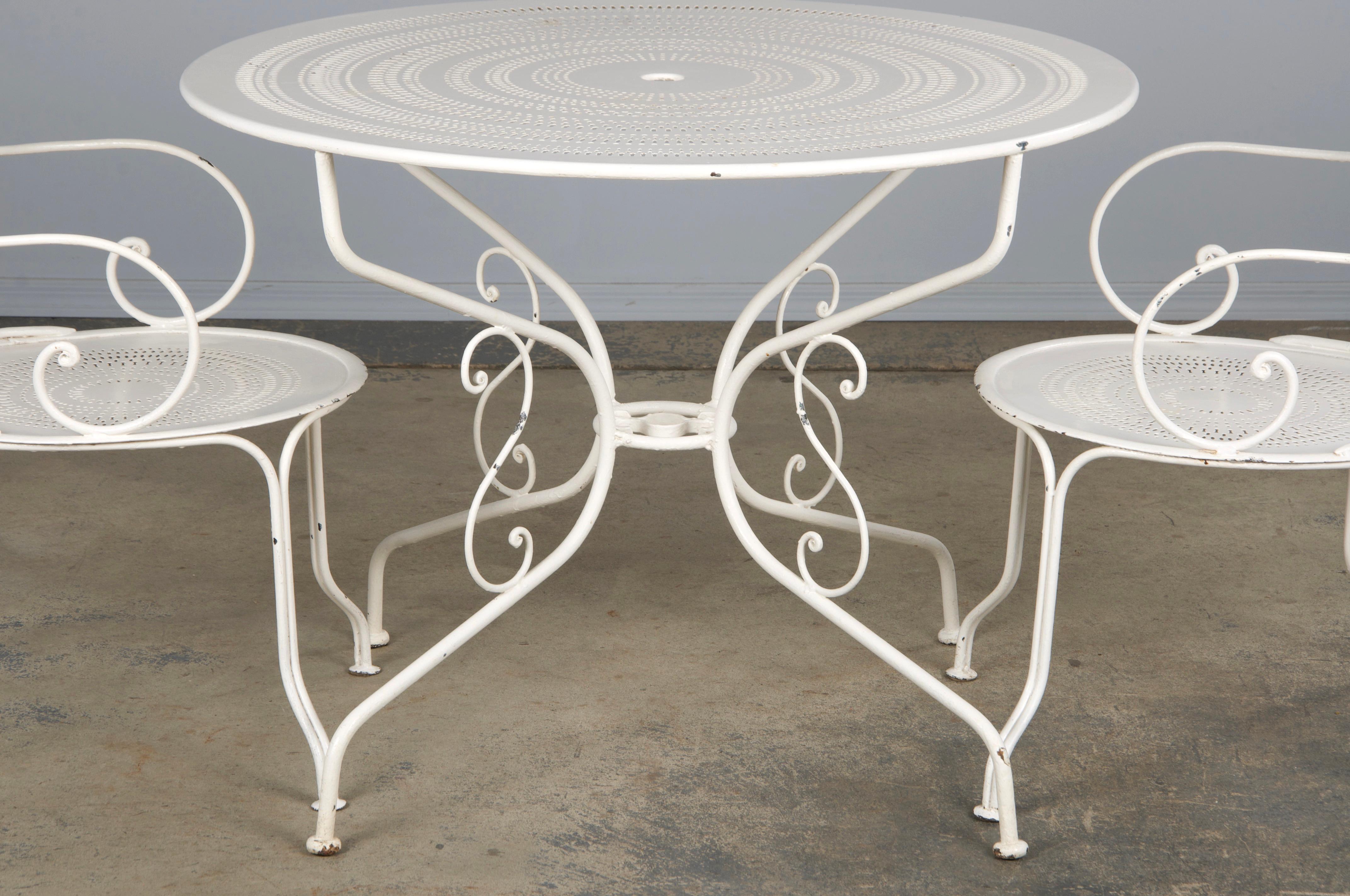 Forged French Art Nouveau Style White Wrought Iron Painted Garden Set For Sale