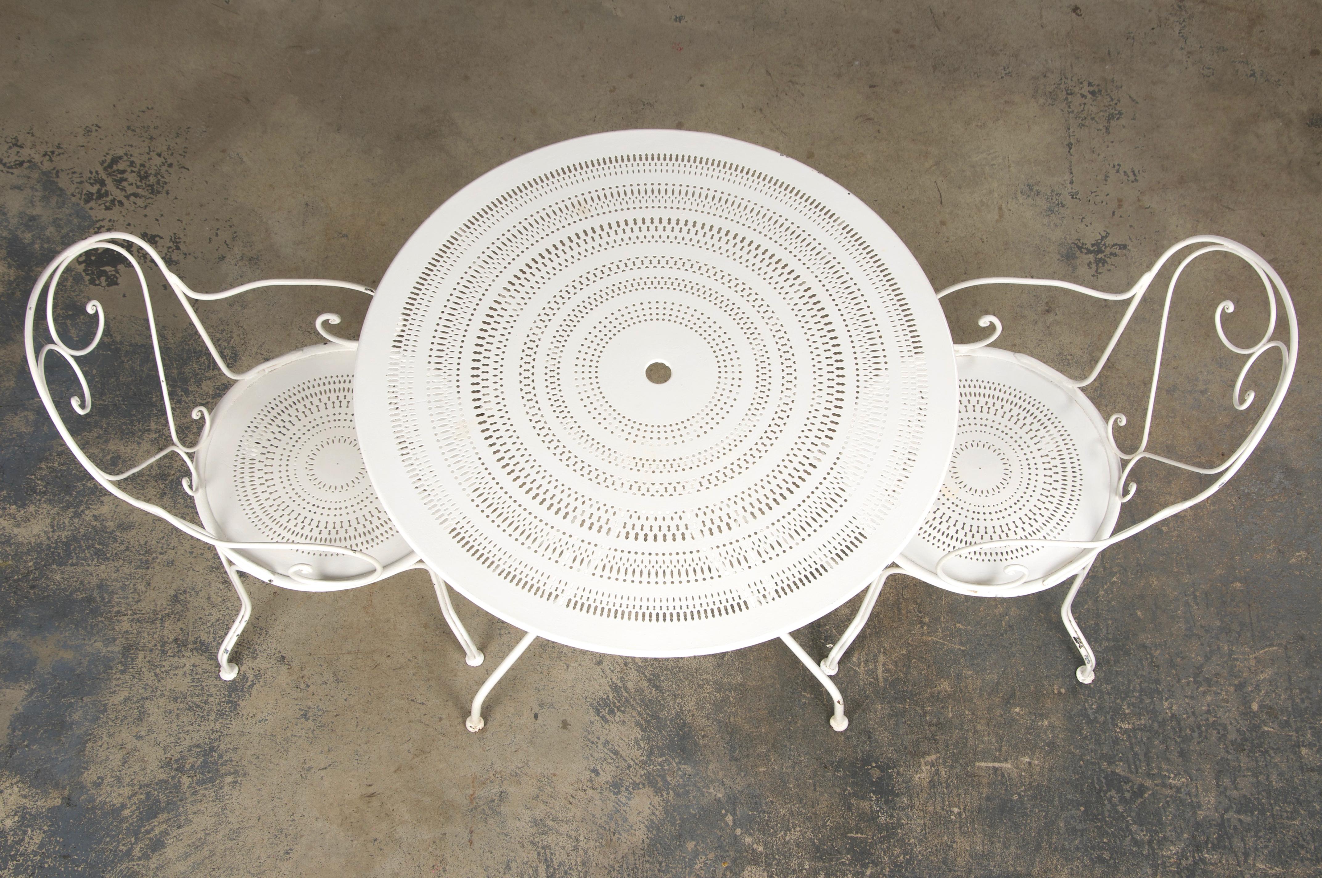 20th Century French Art Nouveau Style White Wrought Iron Painted Garden Set For Sale