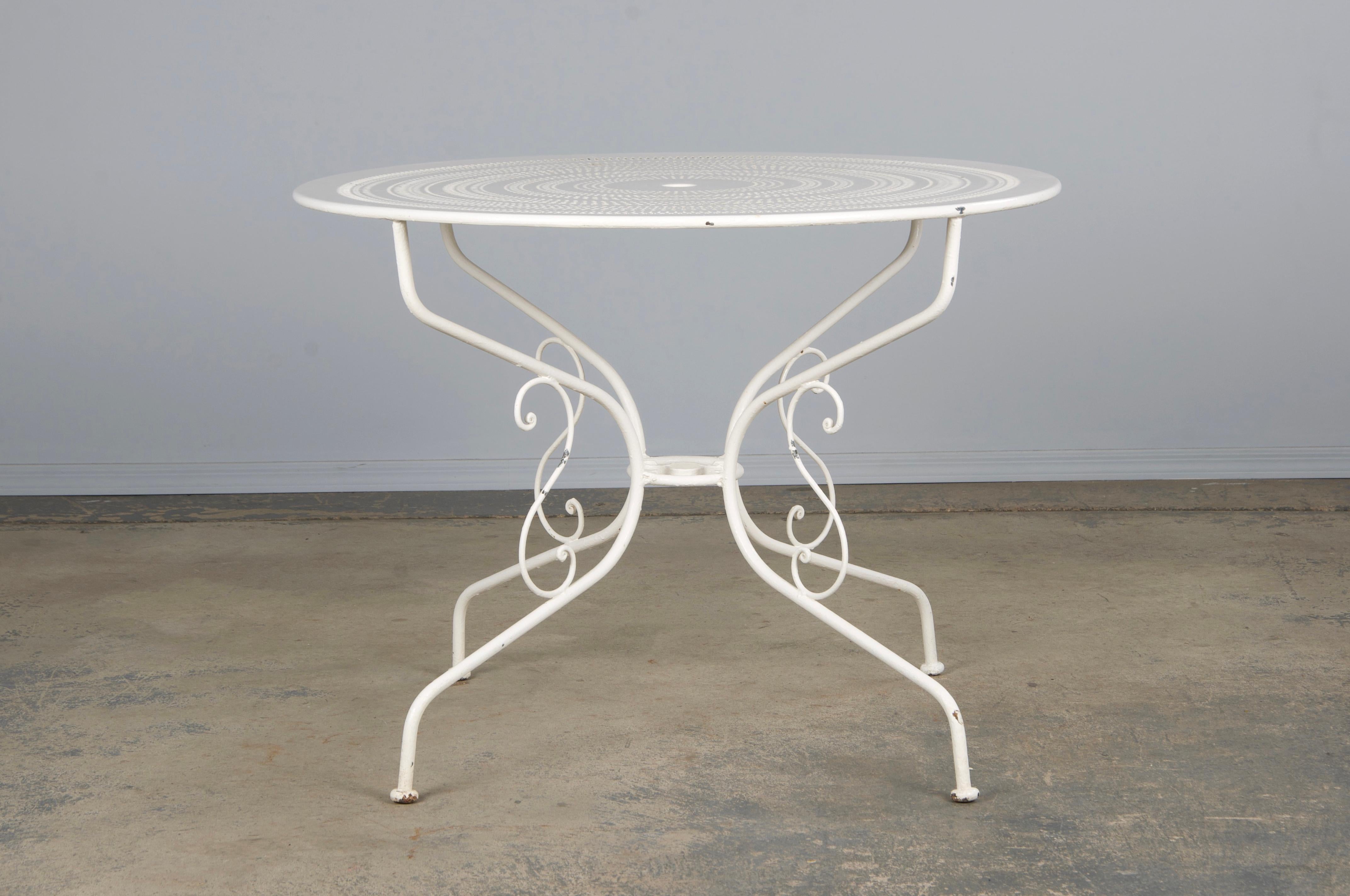 French Art Nouveau Style White Wrought Iron Painted Garden Set For Sale 1