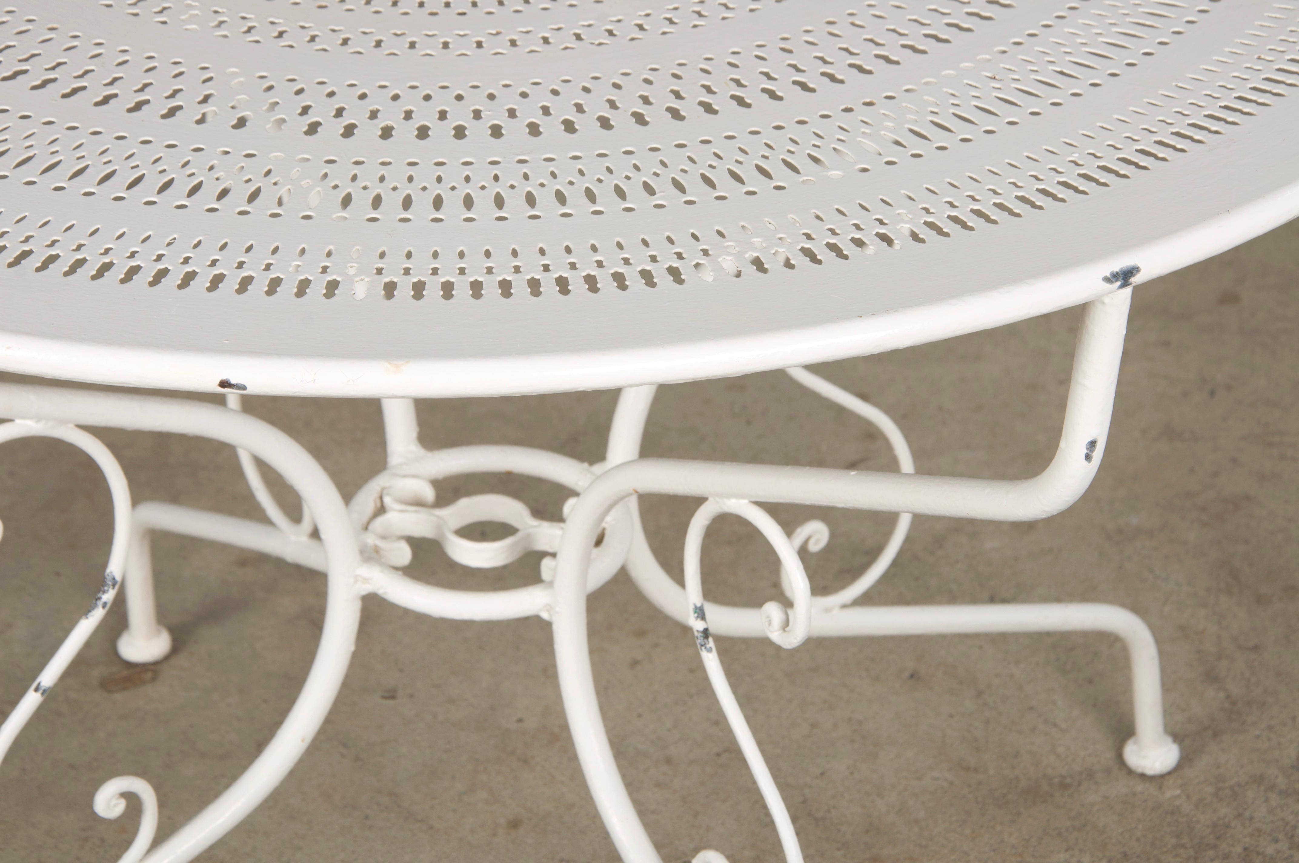 French Art Nouveau Style White Wrought Iron Painted Garden Set For Sale 2