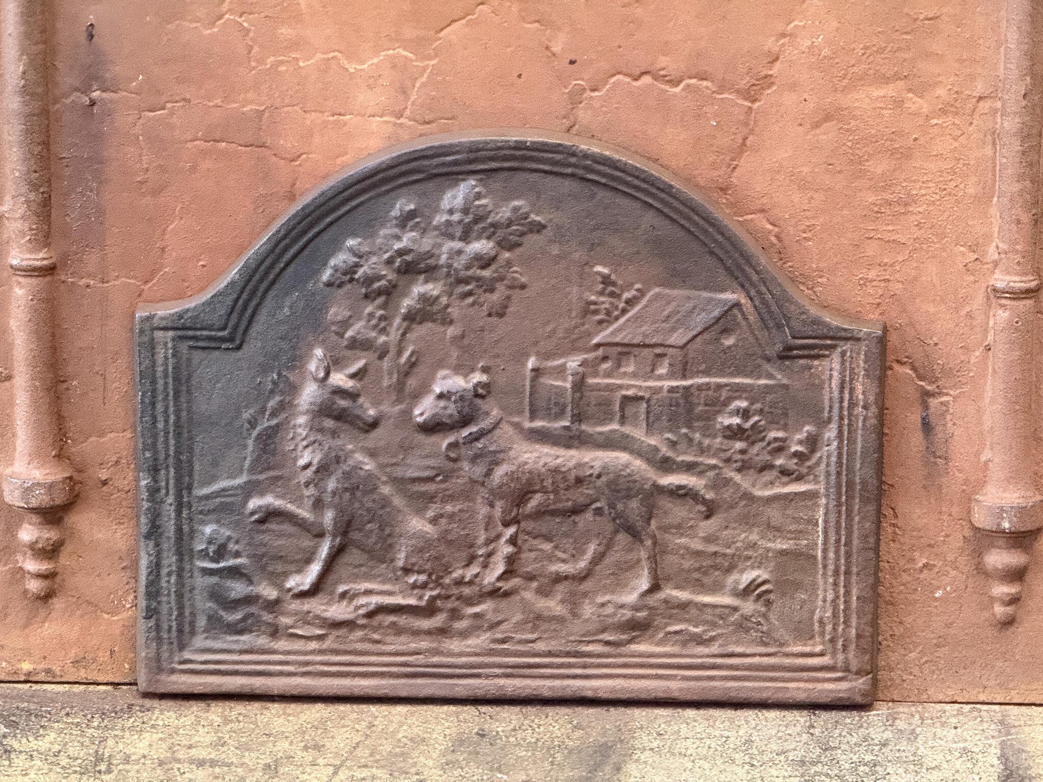 Il caminetto francese in stile Art Wolfe and the Dog dei primi del Novecento presenta una patina marrone naturale. 

La favola del lupo e del cane (Jean de La Fontaine 1621-1695). Un lupo affamato incontra un cane ben nutrito e si complimenta con