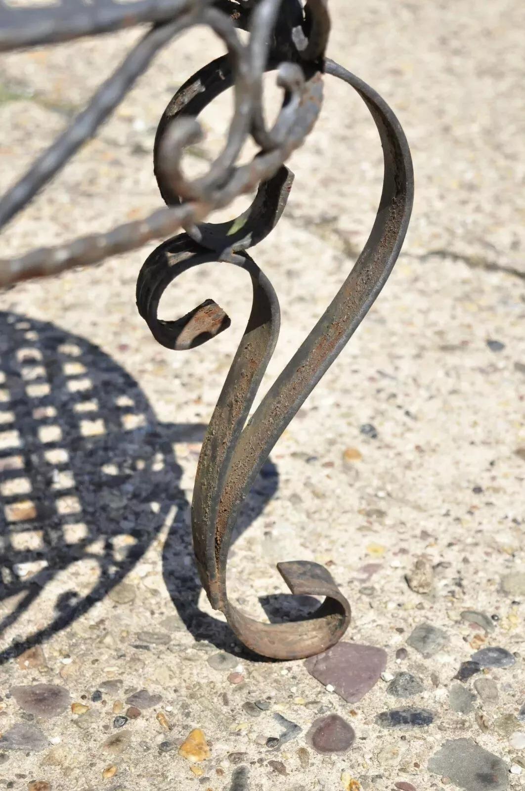 Französische Art Nouveau Stil Schmiedeeisen Gitter Top Runde Beistelltische - ein Paar im Angebot 4