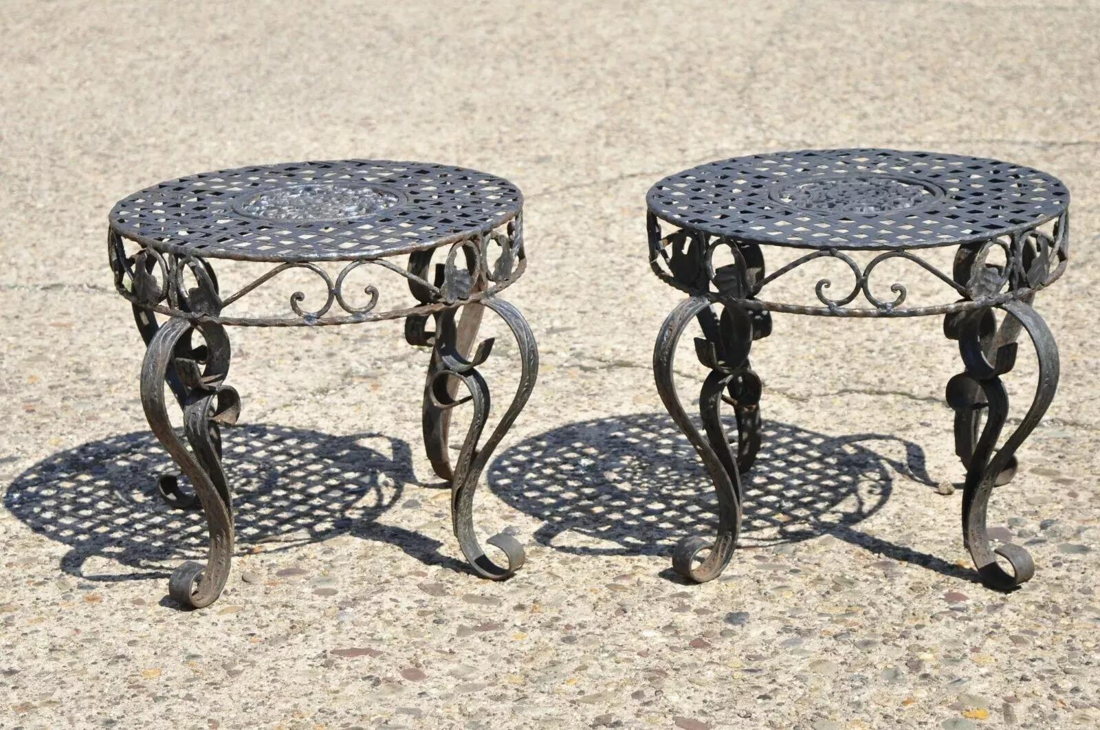 Französische Art Nouveau Stil Schmiedeeisen Gitter Top Runde Beistelltische - ein Paar im Angebot 5