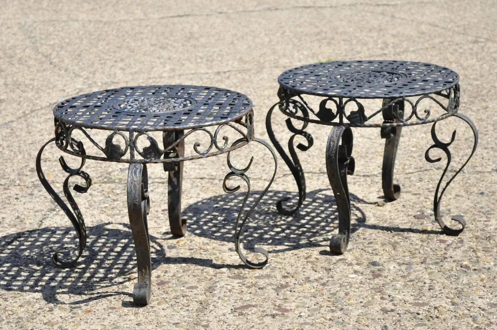 Französische Art Nouveau Stil Schmiedeeisen Gitter Top Runde Beistelltische - ein Paar.  Der Artikel zeichnet sich durch eine geflochtene Gitterplatte, eine schmiedeeiserne Konstruktion, eine gealterte Oberfläche, einen tollen Stil und eine tolle