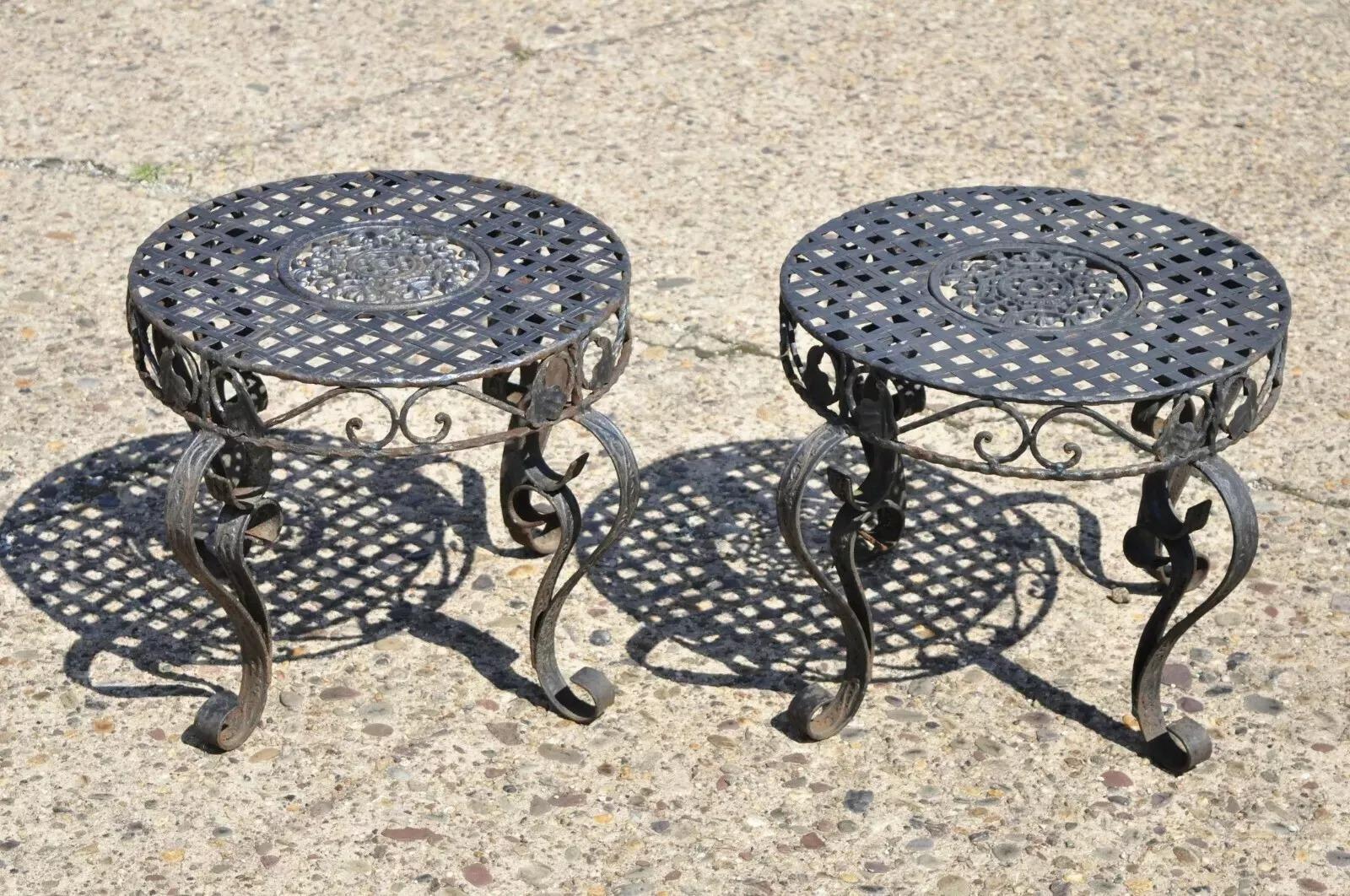 Französische Art Nouveau Stil Schmiedeeisen Gitter Top Runde Beistelltische - ein Paar (Art nouveau) im Angebot