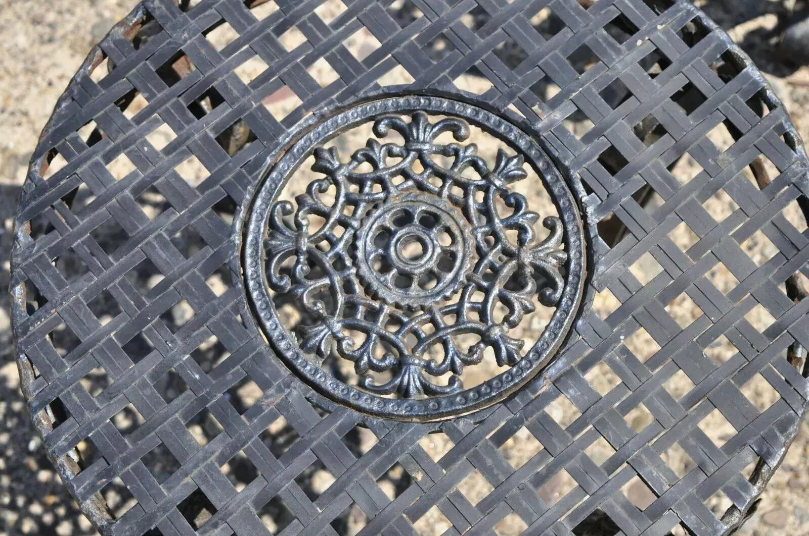 Französische Art Nouveau Stil Schmiedeeisen Gitter Top Runde Beistelltische - ein Paar im Zustand „Gut“ im Angebot in Philadelphia, PA
