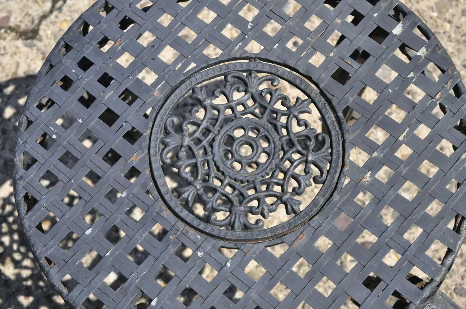 Französische Art Nouveau Stil Schmiedeeisen Gitter Top Runde Beistelltische - ein Paar (20. Jahrhundert) im Angebot