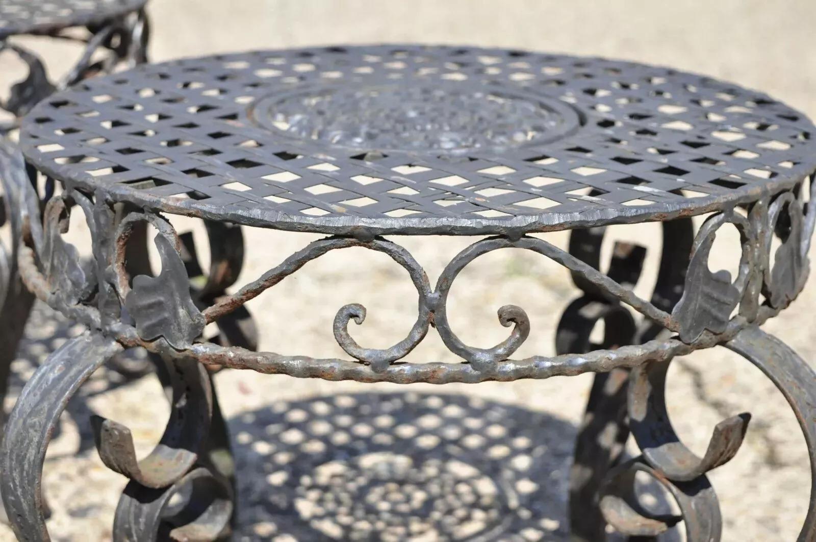 Französische Art Nouveau Stil Schmiedeeisen Gitter Top Runde Beistelltische - ein Paar im Angebot 2