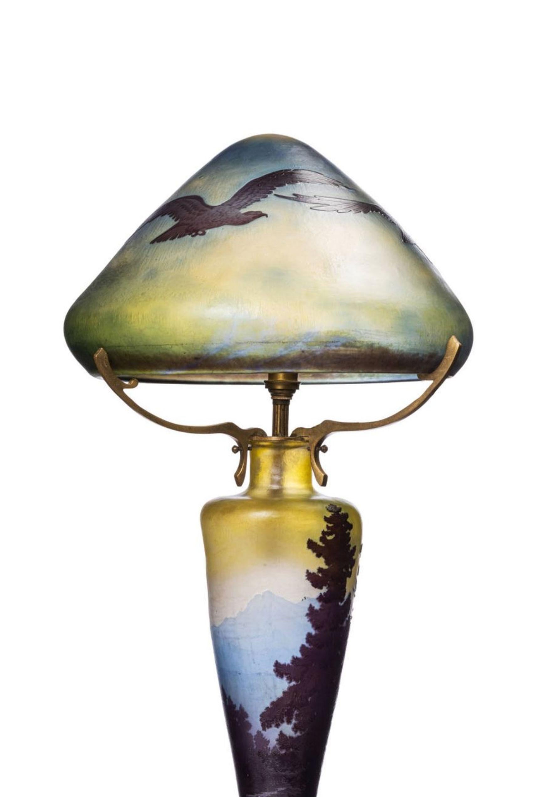 Französische Jugendstil-Tischlampe aus Kamee-Glas von Emile Galle ''Vosges Paysage'', 1900 im Zustand „Gut“ im Angebot in Ijzendijke, NL