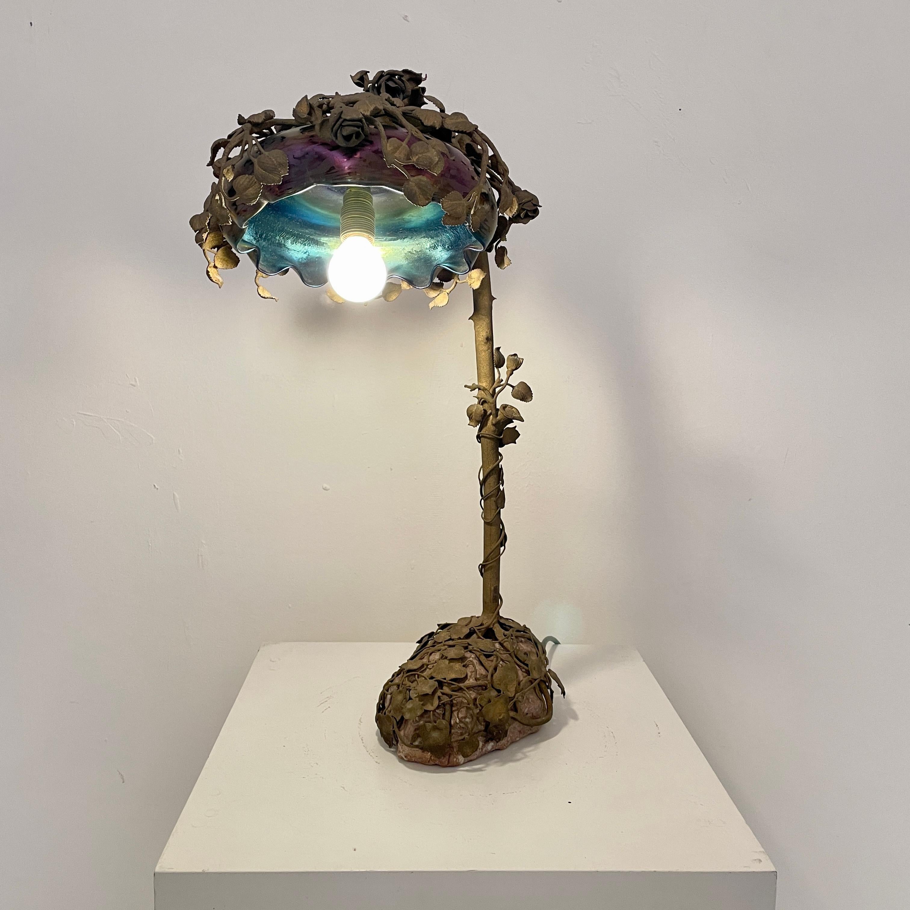 Französische Jugendstil-Tischlampe aus Bronzeguss, Rosenbaum, emailliertes Glas, um 1910 im Angebot 3