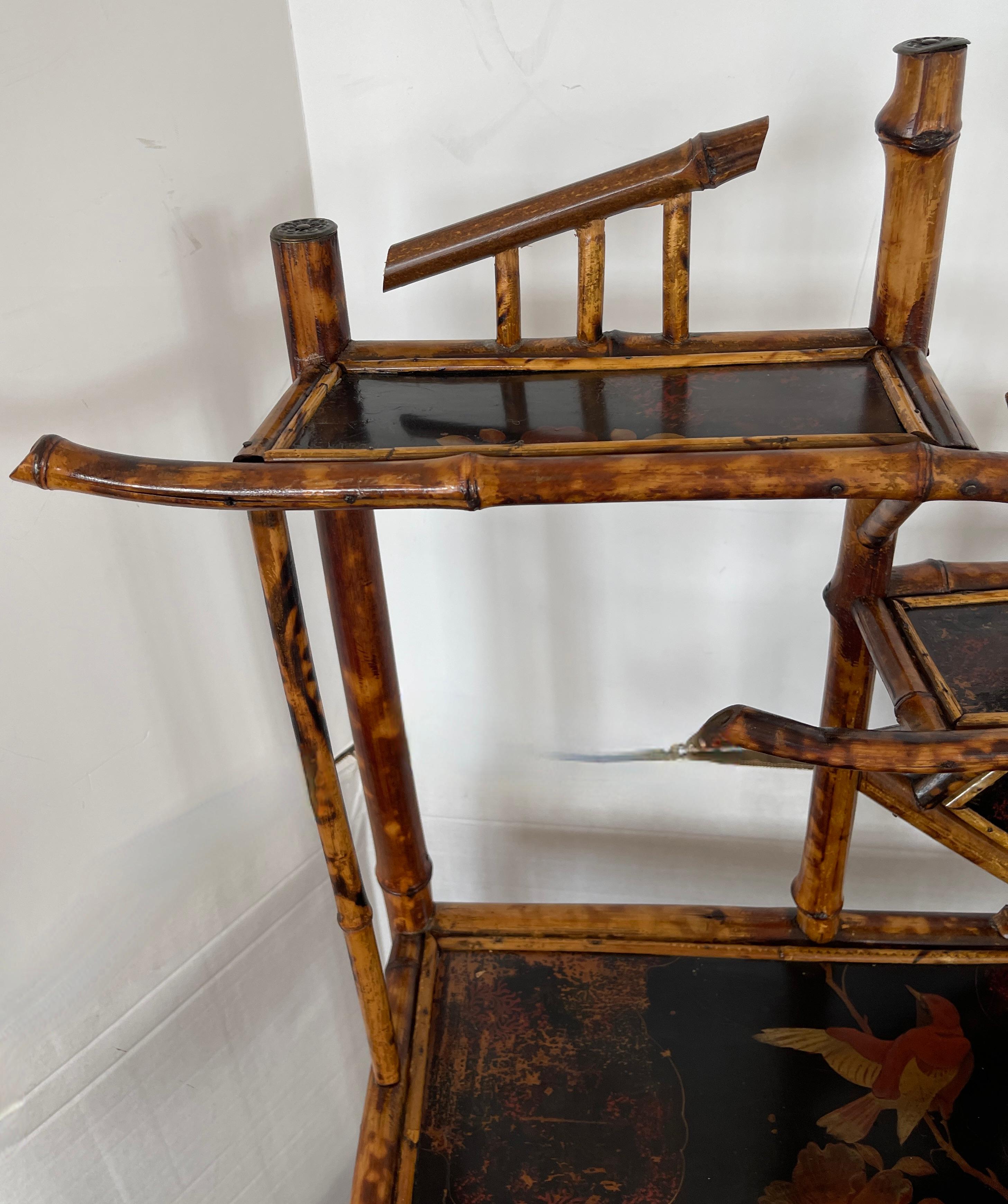 Étagère de bibliothèque Art nouveau français en écaille de tortue, bambou et laque Chinoiserie en vente 4