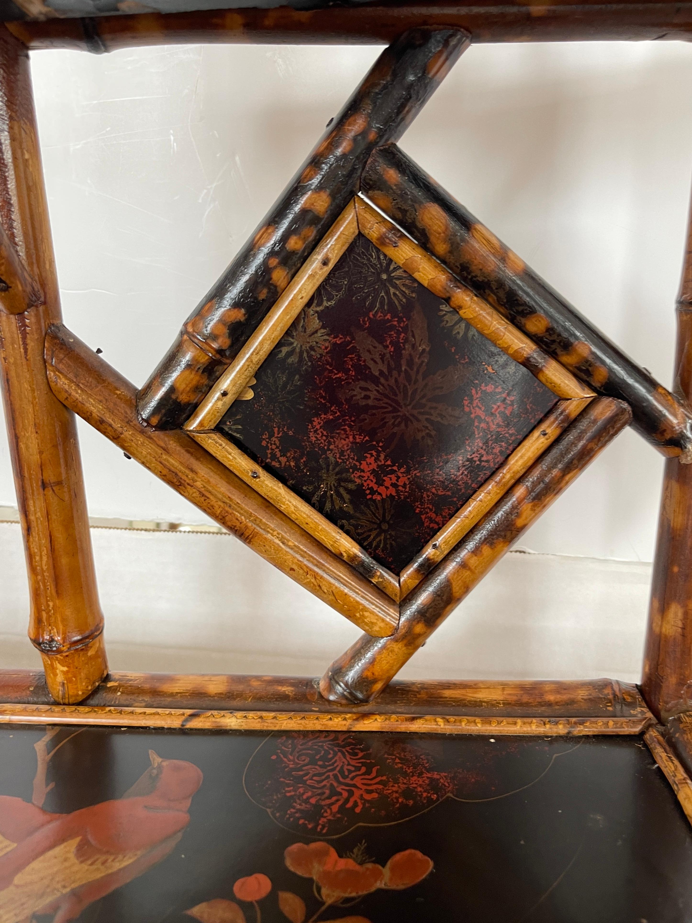 Étagère de bibliothèque Art nouveau français en écaille de tortue, bambou et laque Chinoiserie en vente 5