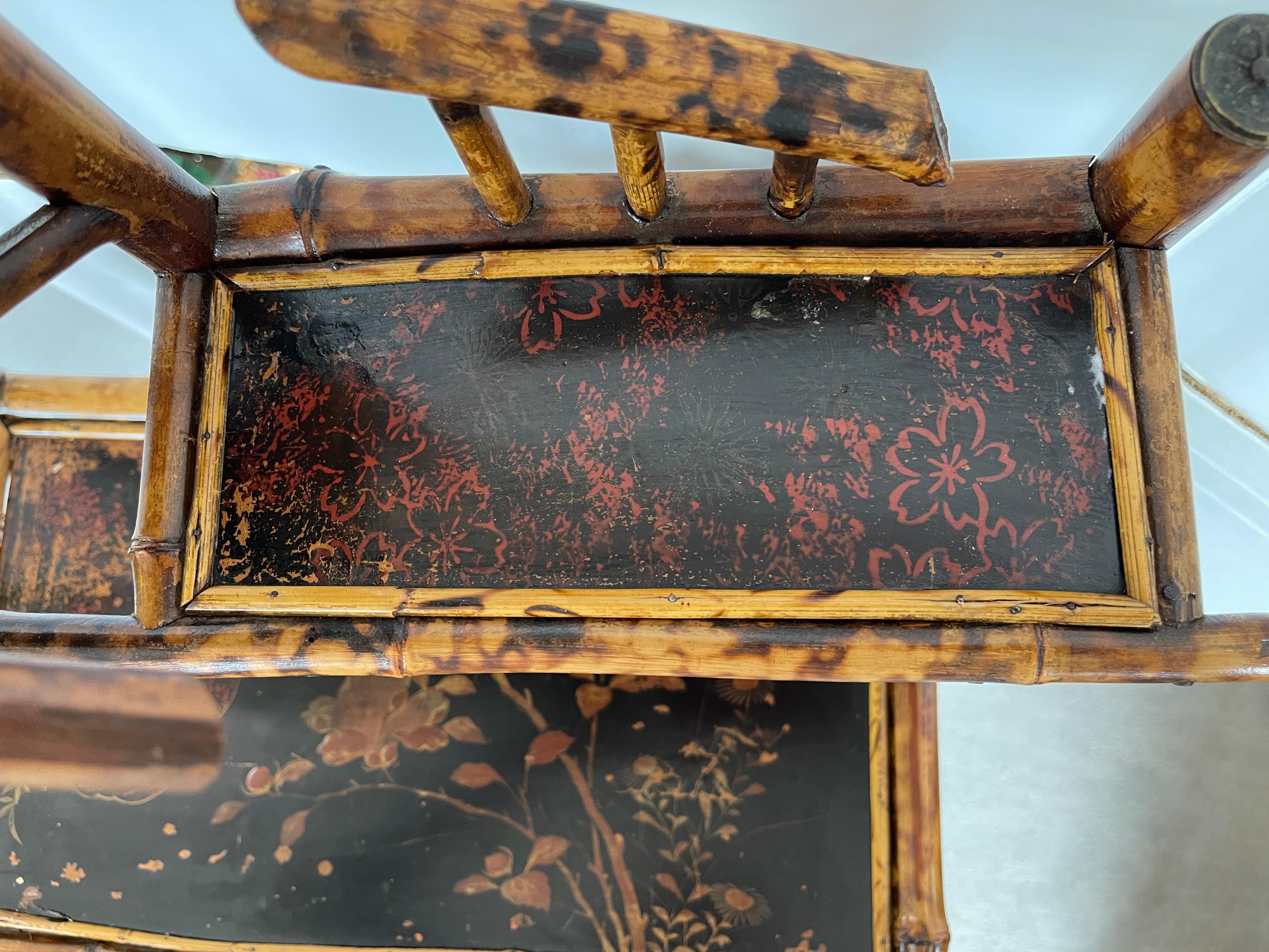 Étagère de bibliothèque Art nouveau français en écaille de tortue, bambou et laque Chinoiserie en vente 6