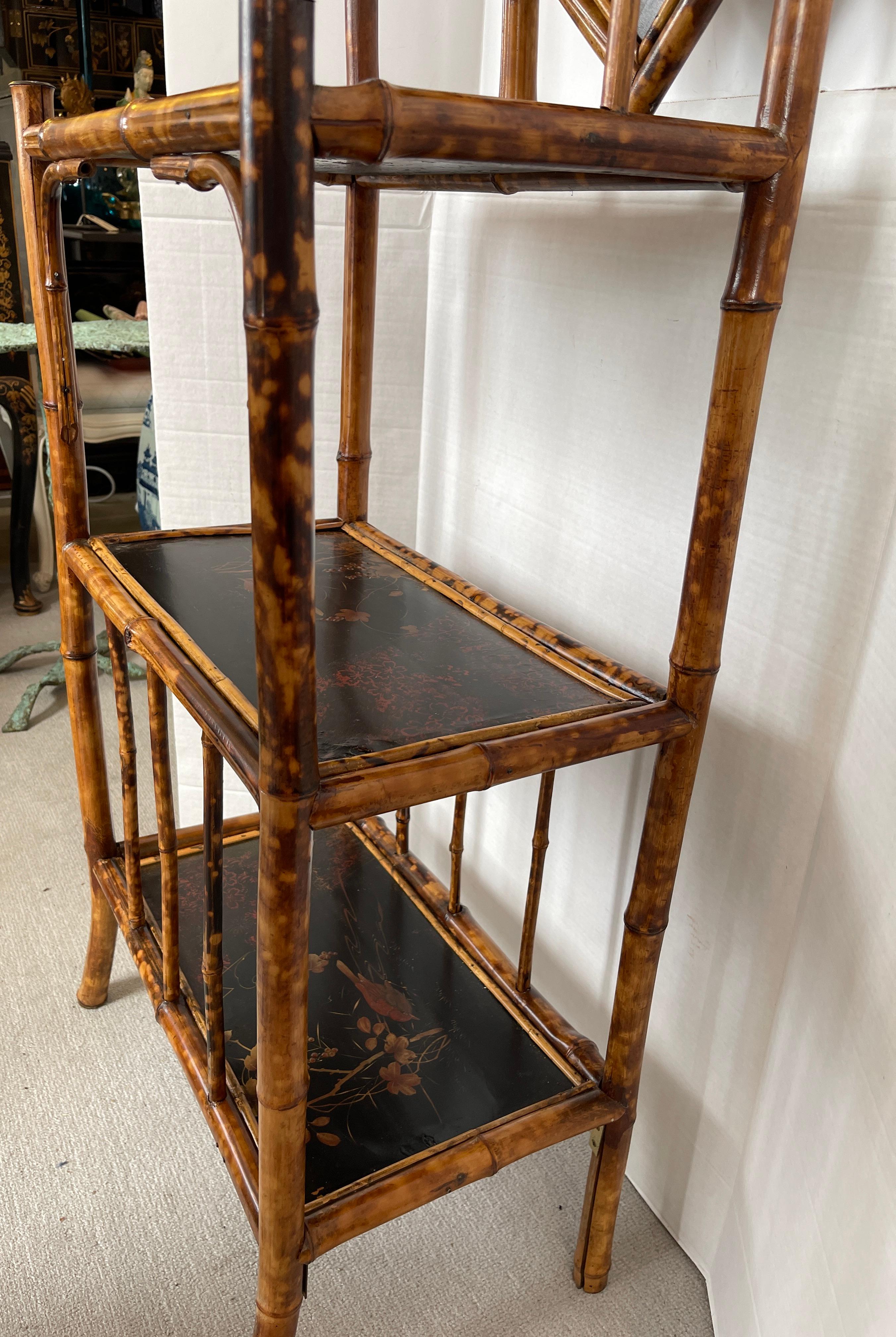 Étagère de bibliothèque Art nouveau français en écaille de tortue, bambou et laque Chinoiserie en vente 11